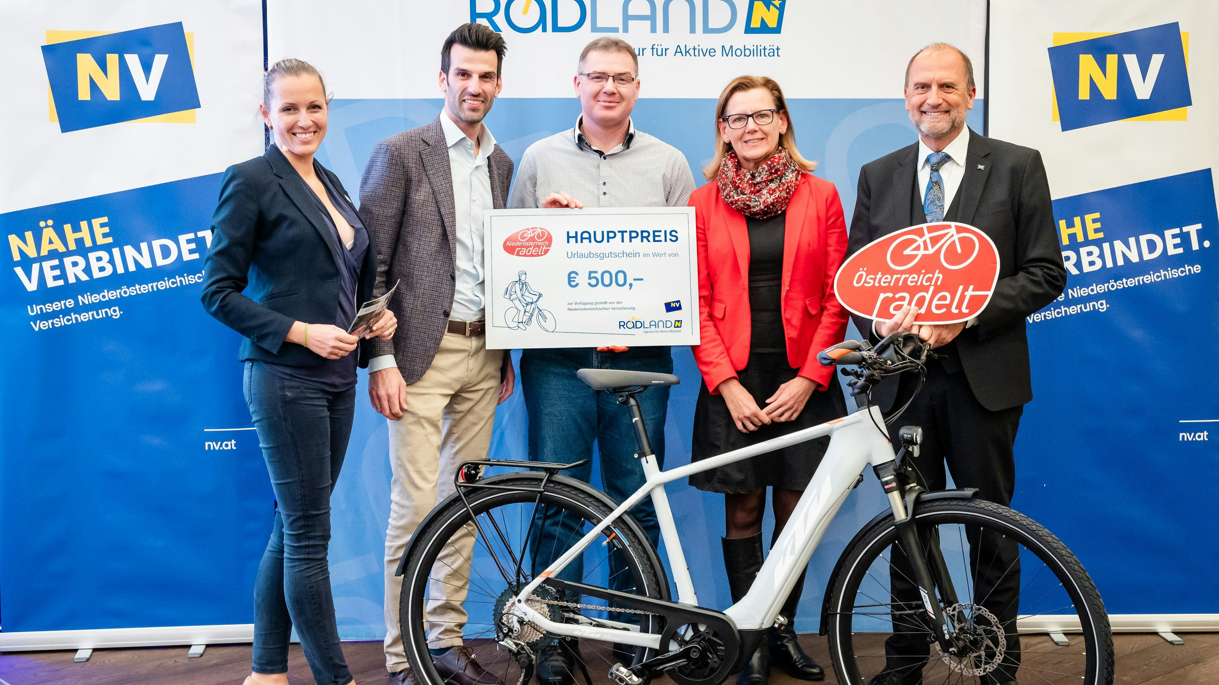 GF Susanna Hauptmann; Landeshauptfrau-Stellvertreter Udo Landbauer; die Gewinner der Hauptpreise: Harald K. aus Zellendorf und Karin G. aus Guntersdorf und Vorstandsdirektor NV Bernhard Lackner.