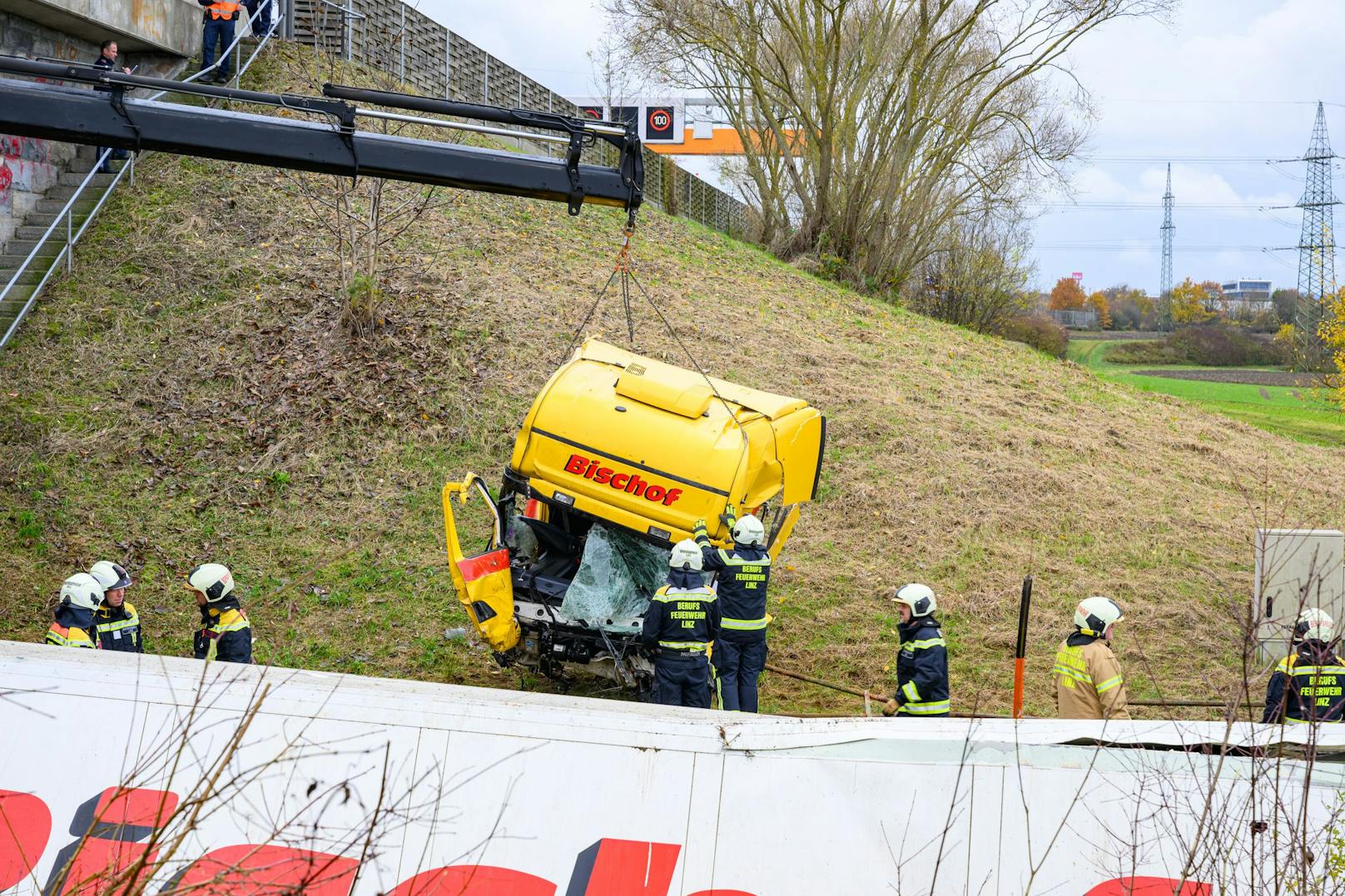 Auf der Westautbahn ist es am Dienstagvormittag zu einem schweren Lkw-Unfall gekommen. Ein Sattelschlepper stürzte über eine Brücke ab. Es gab einen Großeinsatz der Rettungskräfte, zwei Personen wurden dabei verletzt.