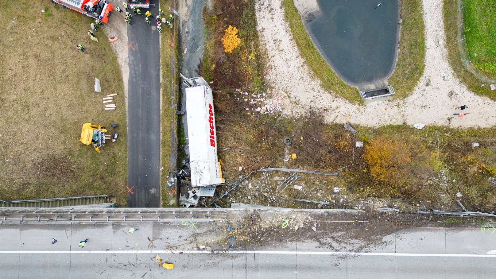 Auf der Westautbahn ist es am Dienstagvormittag zu einem schweren Lkw-Unfall gekommen. Ein Sattelschlepper stürzte über eine Brücke ab. Es gab einen Großeinsatz der Rettungskräfte, zwei Personen wurden dabei verletzt.