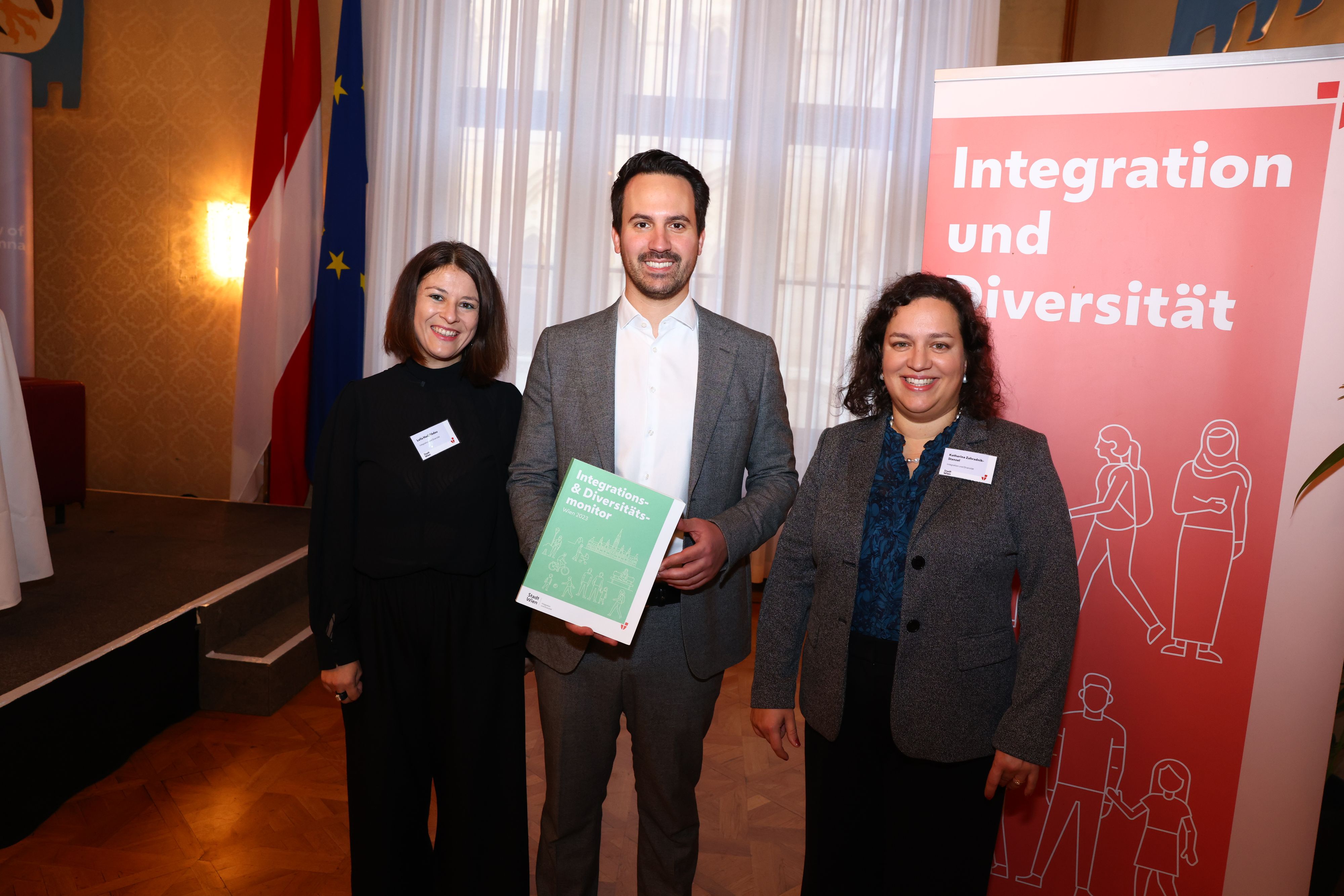 Vizebürgermeister Christoph Wiederkehr mit den Studienautorinnen Leila Hadj Abdou (l.) und Katharina Zahradnik-Stanzel.