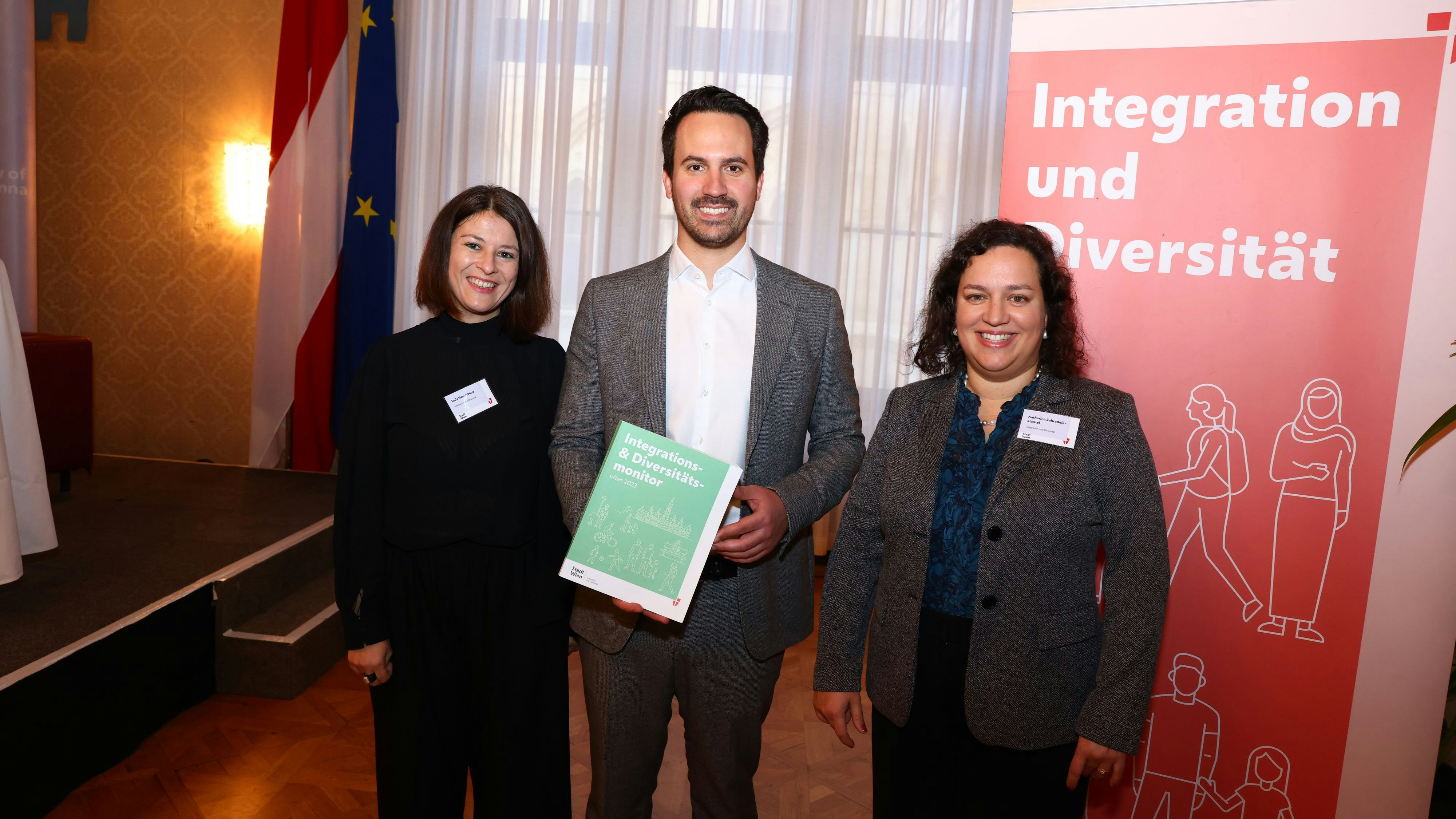 Vizebürgermeister Christoph Wiederkehr mit den Studienautorinnen Leila Hadj Abdou (l.) und Katharina Zahradnik-Stanzel. 