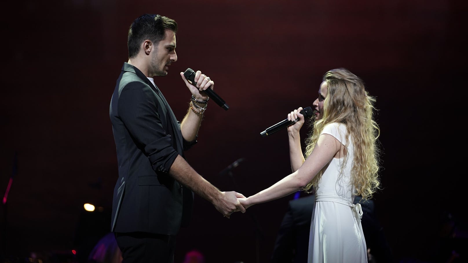 Roy Goldman (Raoul) und Lisanne Clémence Veeneman (Christine Daaé) präsentierten den Song "Mehr will ich nicht von dir".