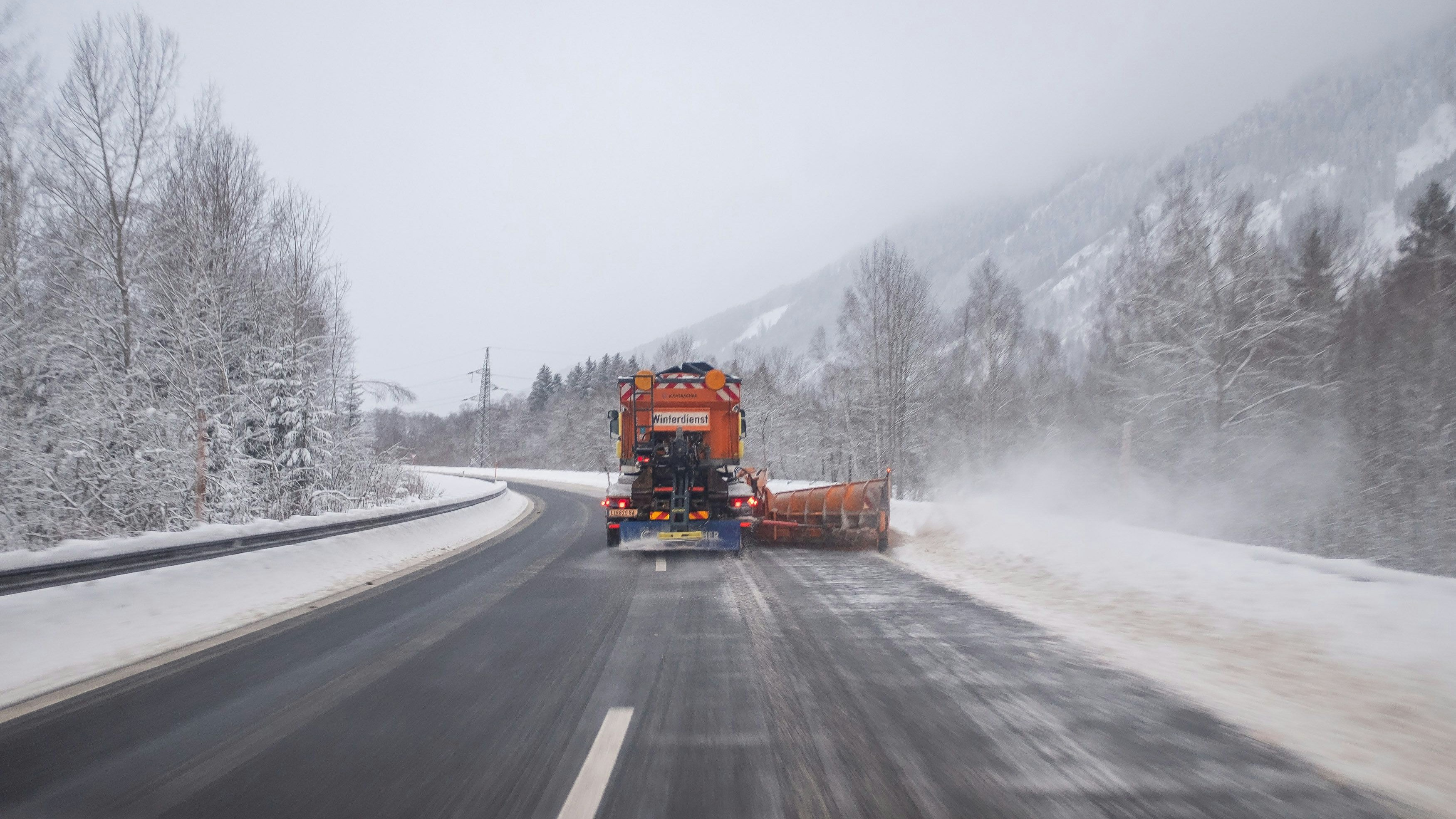 Zum Wochenende bringt eine Kaltfront kräftigen Schneefall ins Land. (Symbolbild)