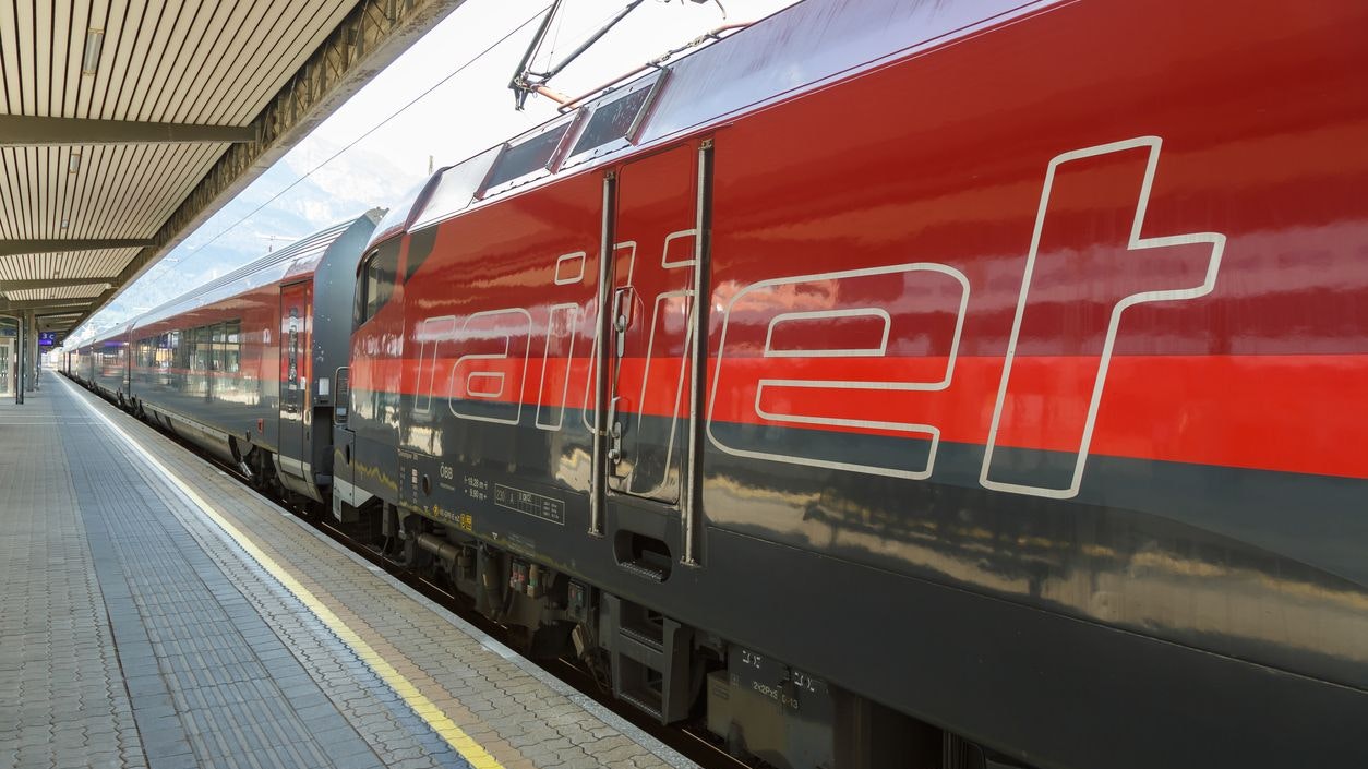 Ein Railjet erfasste den Mann trotz Notbremsung. (Symbolbild)