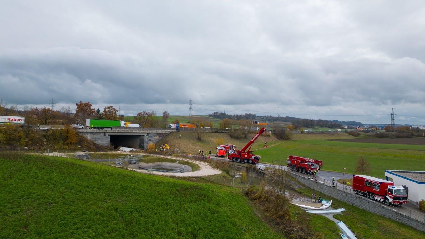 Auf der Westautbahn ist es am Dienstagvormittag zu einem schweren Lkw-Unfall gekommen. Ein Sattelschlepper stürzte über eine Brücke ab. Es gab einen Großeinsatz der Rettungskräfte, zwei Personen wurden dabei verletzt.