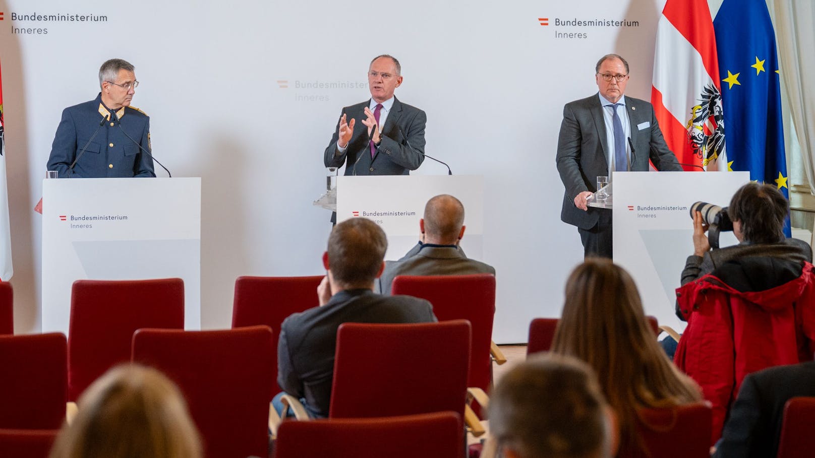 Bundesinnenminister Gerhard Karner (m.) mit LKA-Chefermittler Gerhard Winkler (r.) und LPD-Vizepräsident Franz Eigner (l.) bei der Pressekonferenz
