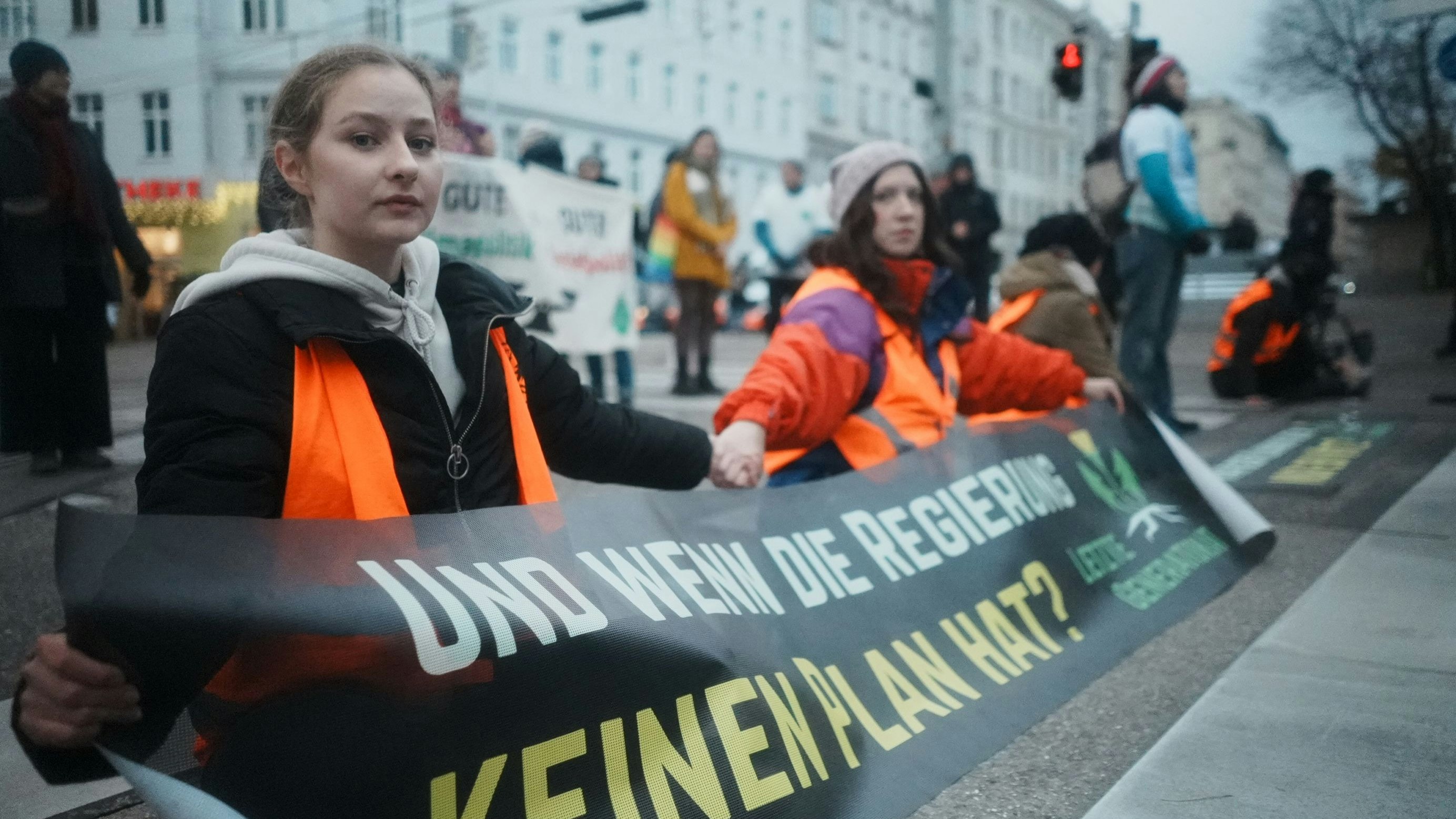 Klima-Kleber der Letzten Generation haben an Tag 3 (22.11.2023) ihres Novemberprotests erneut die Wiener City lahmgelegt.