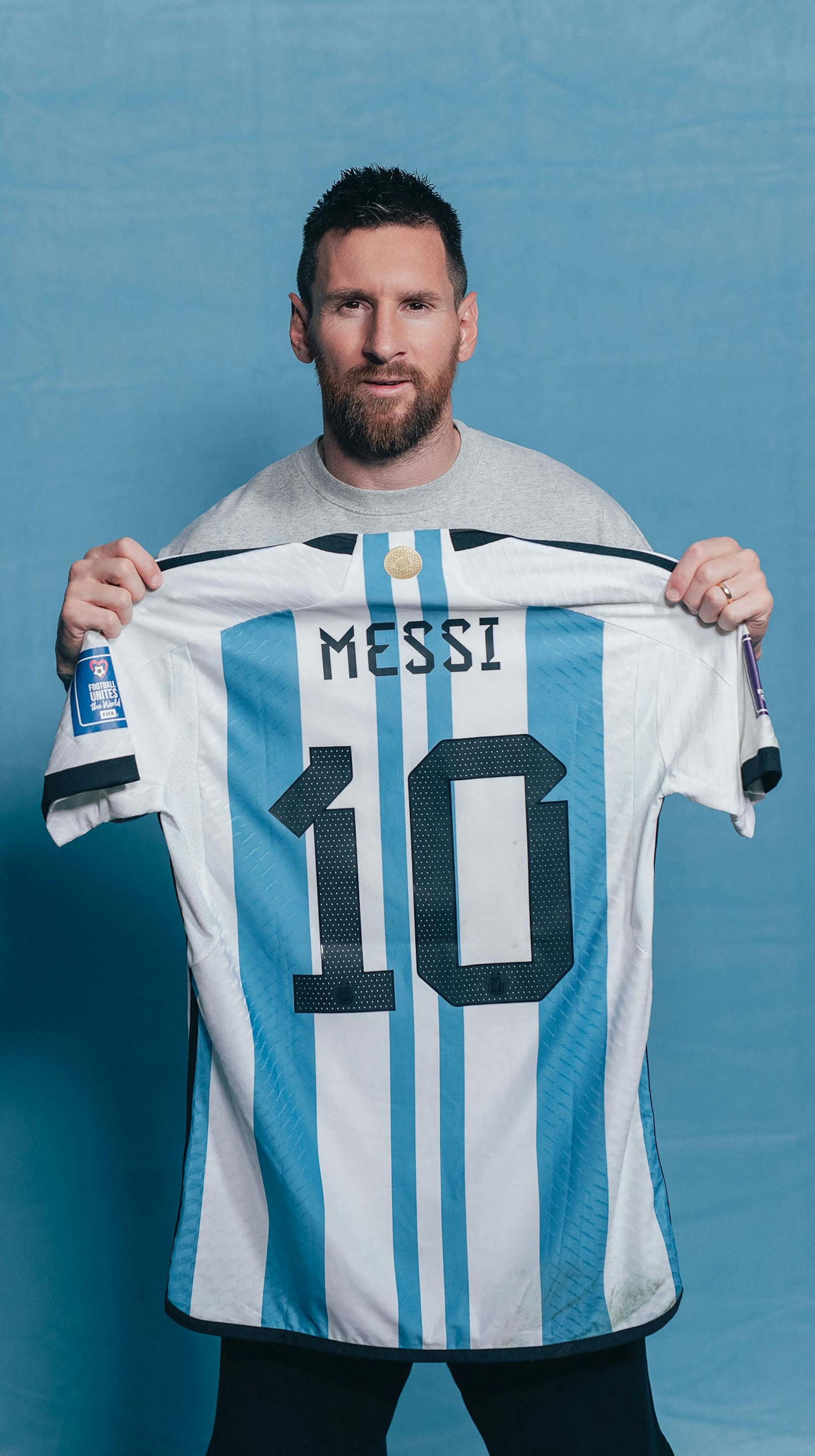 Sechs Argentinien-Trikots, die Lionel Messi bei WM im Katar trug, kommen nun unter den Hammer. Mit der Versteigerung sollen über zehn Millionen Euro erzielt werden.