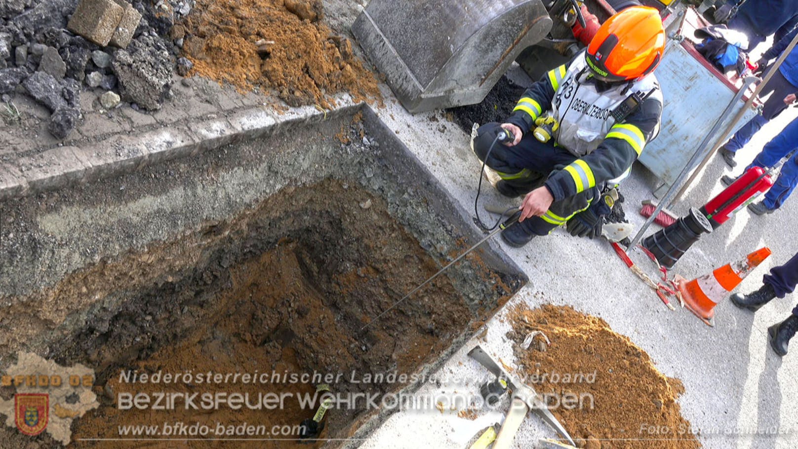 Feuerwehr, Polizei und EVN waren umgehend vor Ort, das Loch ... 