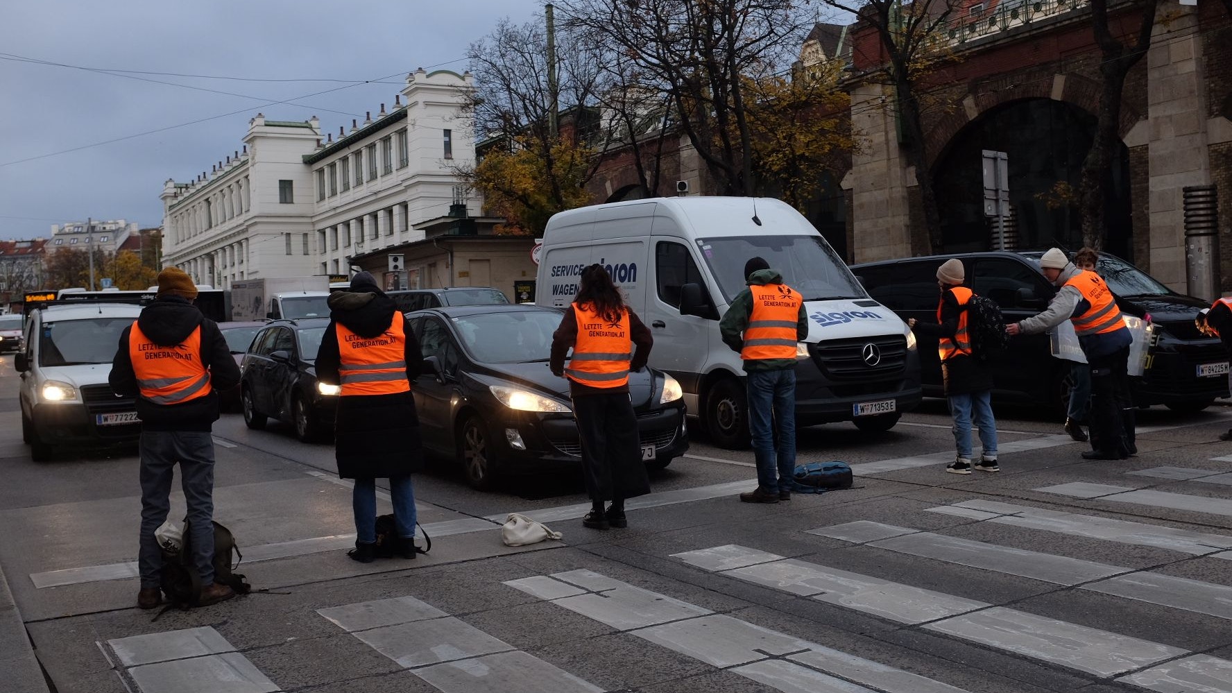 Mitglieder der Letzten Generation wollen künftig nicht mehr aktiv mit der Polizei kooperieren. 