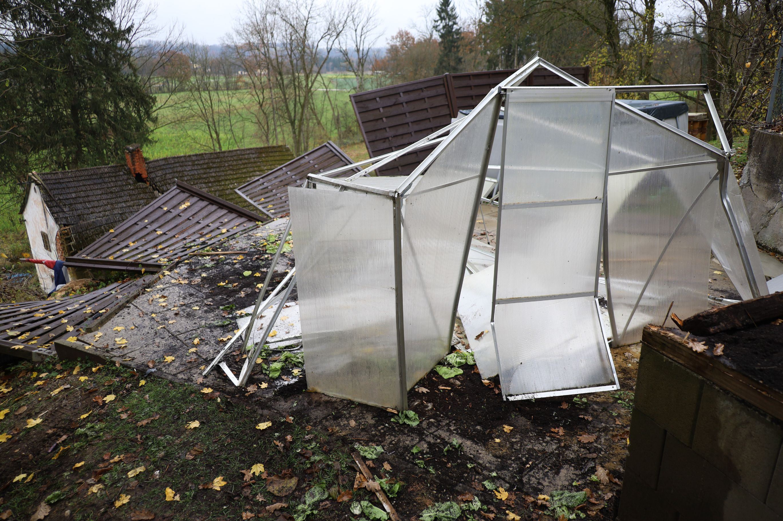Der Drogenlenker krachte in das Glashaus, das dadurch total zerstört wurde.