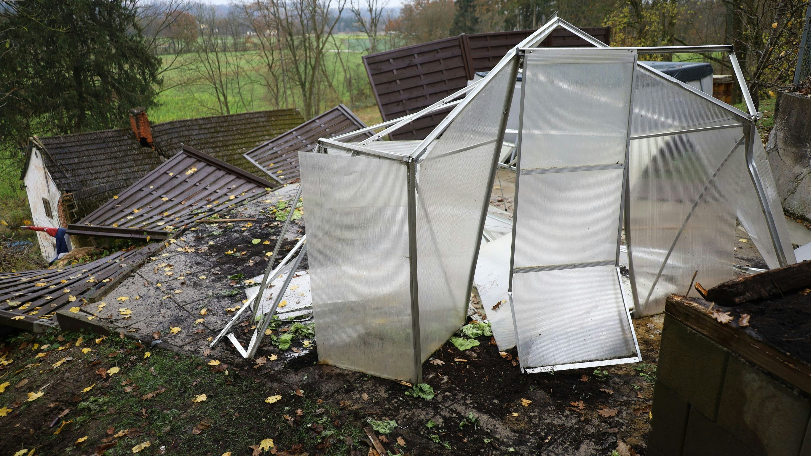 Der Drogenlenker krachte in das Glashaus, das dadurch total zerstört wurde.