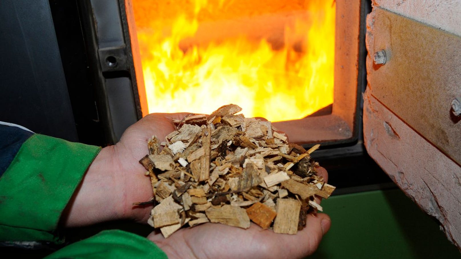 In der modernen Kraft-Wärmekopplungsanlage (KWK) wird in einem Biomassekessel aus Hackschnitzel Dampf erzeugt.