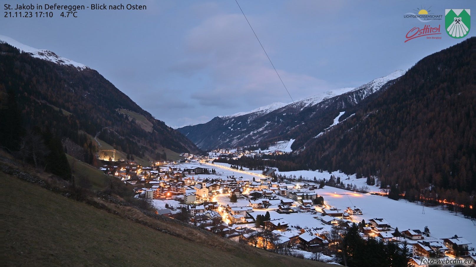 Blick auf St. Jakob in Defreggen, Osttirol, am Abend des 21. November 2023.