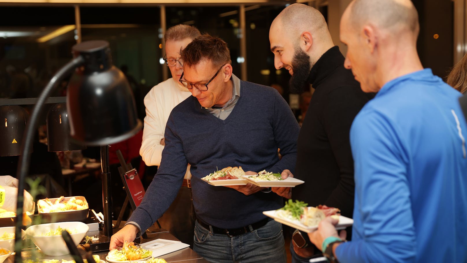 Die VIP-Gäste kosteten sich durch das Buffet.