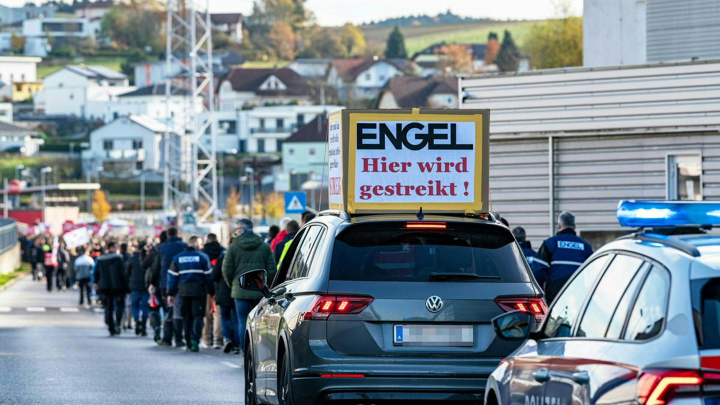 Download von www.picturedesk.com am 22.11.2023 (19:15).  ABD0033_20231116 - SCHWERTBERG - ÖSTERREICH: Streik der Mitarbeiter der Firma Engel Austria am Donnerstag, 16. November 2023, nach Abbruch der 6. Verhandlungsrunde der Metalltechnischen Industrie (FMTI) in Schwertberg. - FOTO: APA/FOTOKERSCHI.AT/SIMON BRANDSTÄTTER - 20231116_PD3052 - Rechteinfo: Rights Managed (RM)