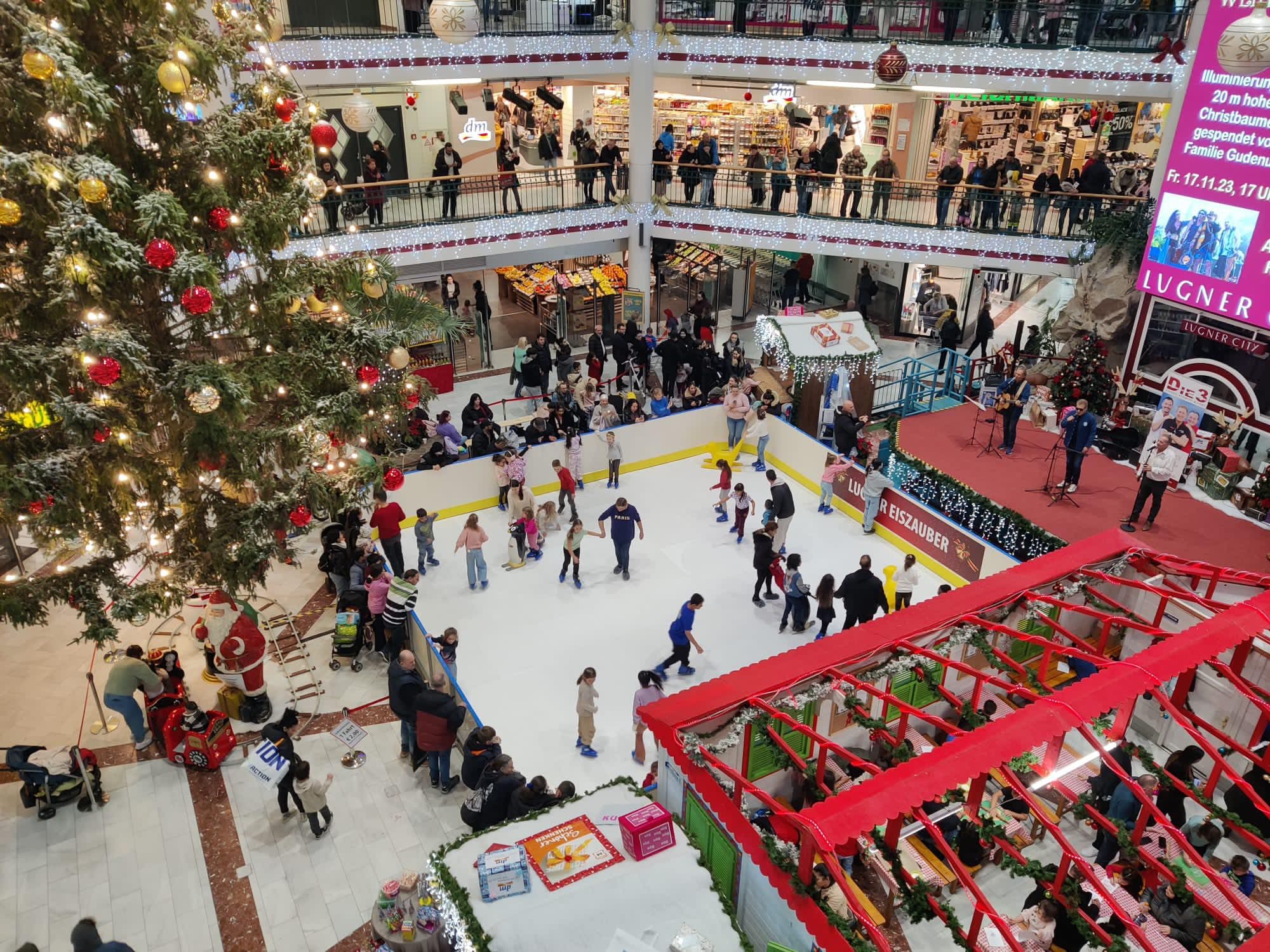Weihnachts-Stimmung auch heuer wieder in der Lugner City in Wien-Fünfhaus.