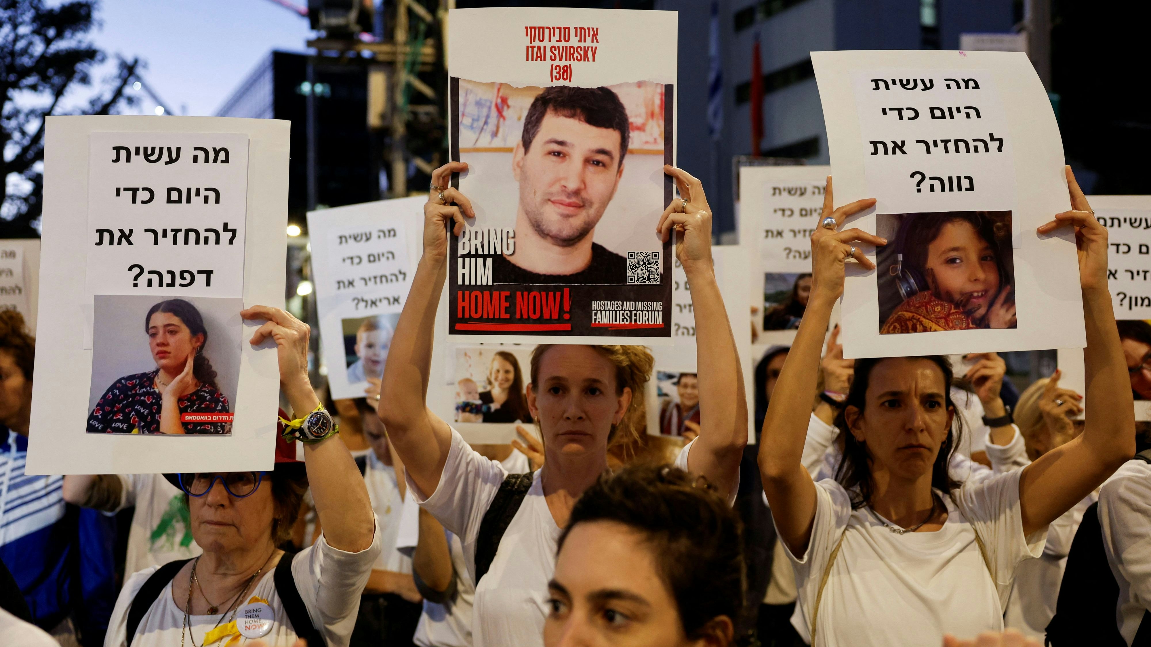 Demonstranten in Tel Aviv mit Bildern von Israelis, die die Hamas bei ihrem Überfall am 7. Oktober in den Gaza-Streifen entführt hat. Aufgenommen am 21. November 2023.