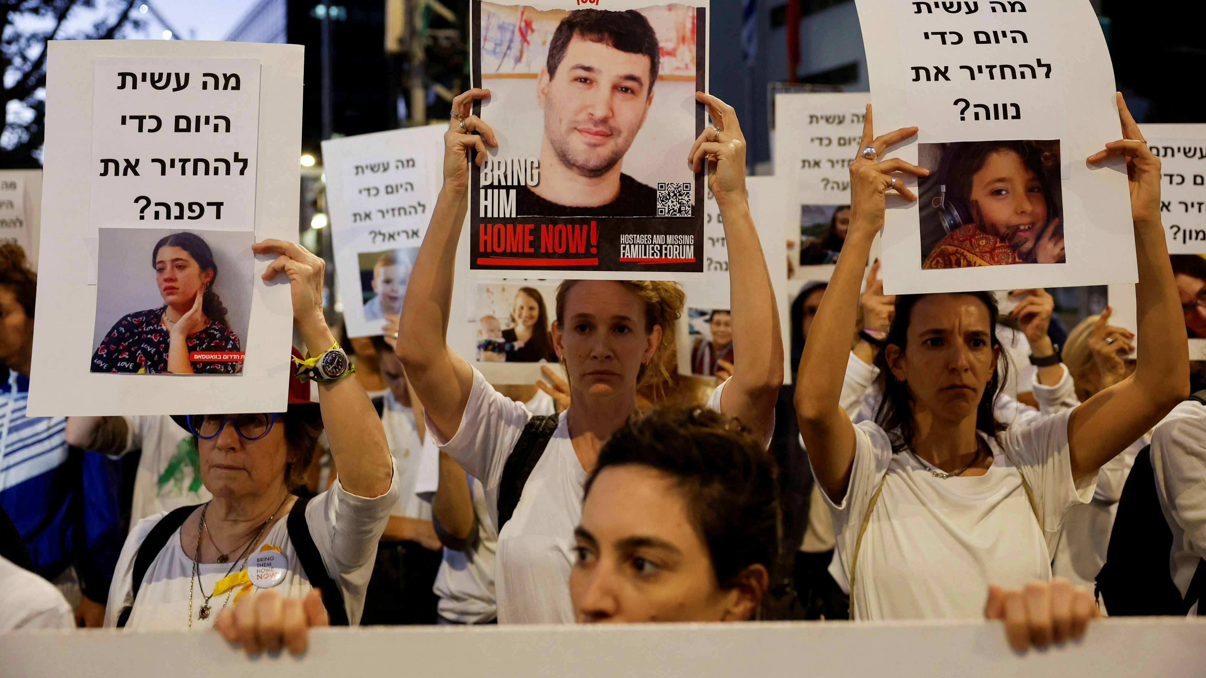 Demonstranten in Tel Aviv mit Bildern von Israelis, die die Hamas bei ihrem Überfall am 7. Oktober in den Gaza-Streifen entführt hat. Aufgenommen am 21. November 2023.