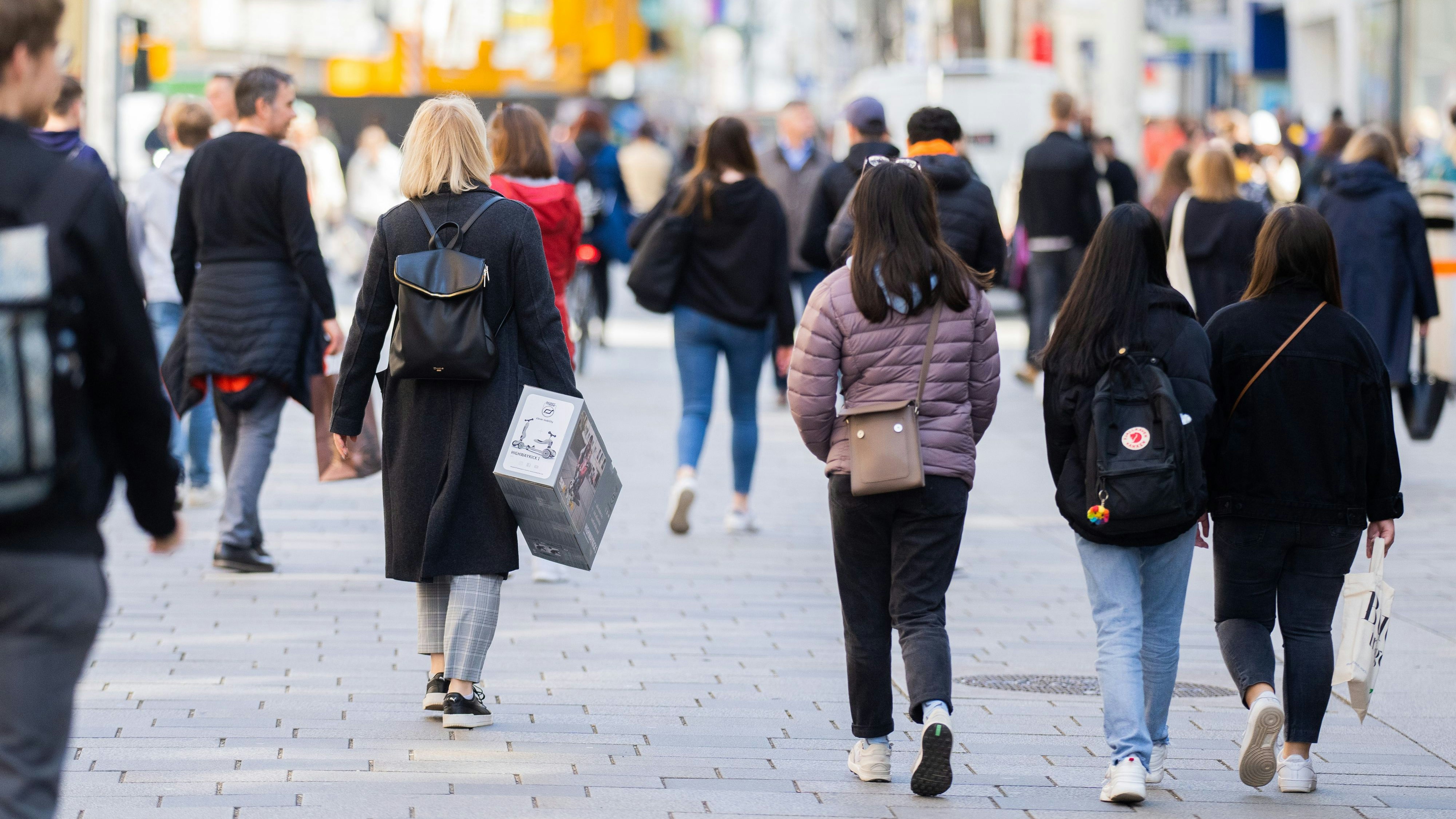 Download von www.picturedesk.com am 22.11.2023 (15:44).  ABD0028_20220415 - WIEN - ÖSTERREICH: ZU APA0104 VOM 15.4.2022 - ++ THEMENBILD ++ Illustration zu den Themen Lockerung der Maskenpfilcht / Handel / Einkaufsstrasse. Im Bild: Blick auf die Mariahilfer Straße in Wien, am Freitag, 15. April 2022. Maßnahmen-Lockerungen treten am Samstag in Kraft - u.a. 2G-Regeln in der Gastronomie fallen, FFP2-Maskenpflicht nur noch im lebensnotwendigen Handel, Öffis und Gesundheitseinrichtungen. - FOTO: APA/GEORG HOCHMUTH - 20220415_PD2456 - Rechteinfo: Rights Managed (RM)