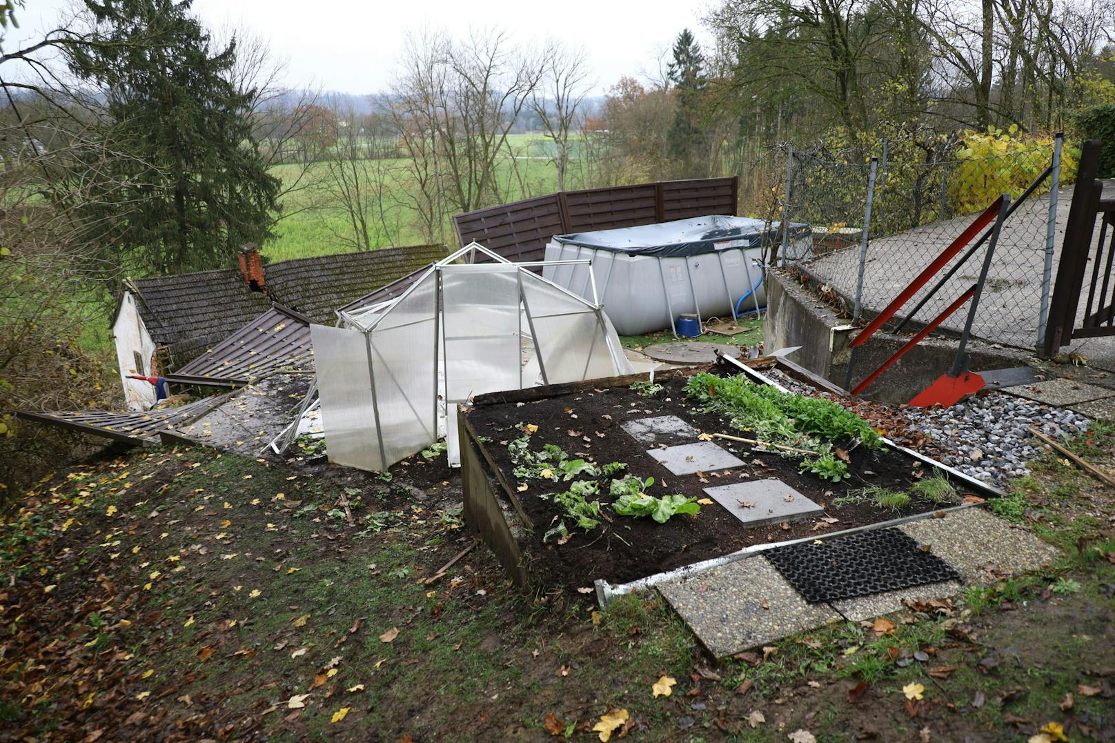 Der Drogenlenker krachte in das Glashaus, das dadurch total zerstört wurde.