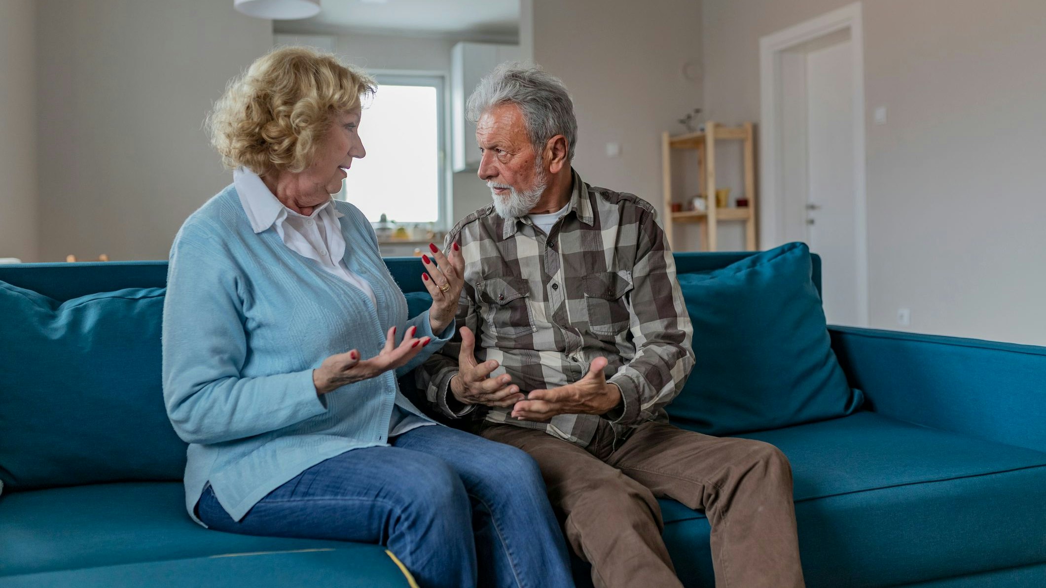 Alter Mann und Frau streiten in Wohnung