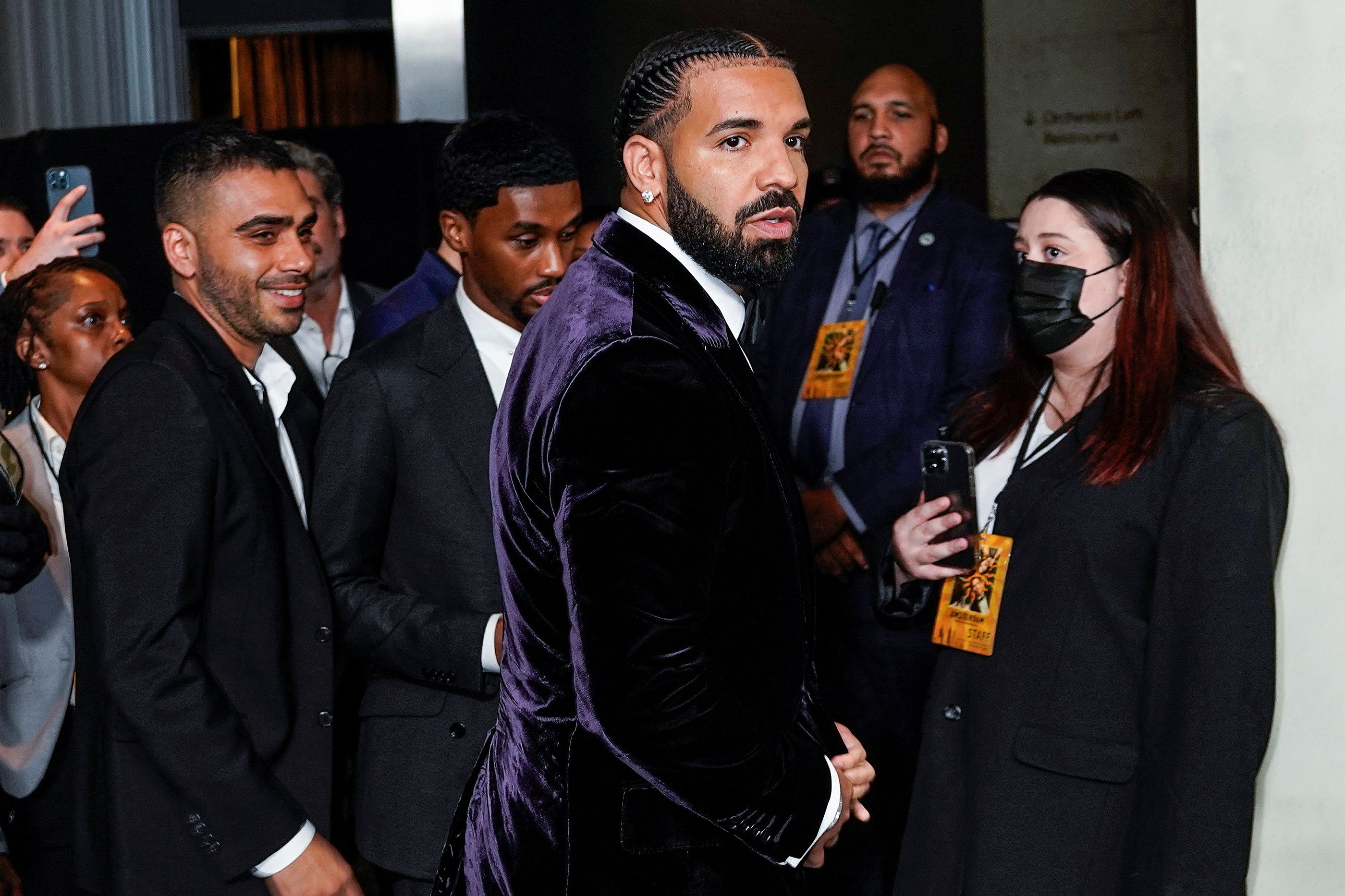 Drakes Jacke trägt eine Message auf sich.