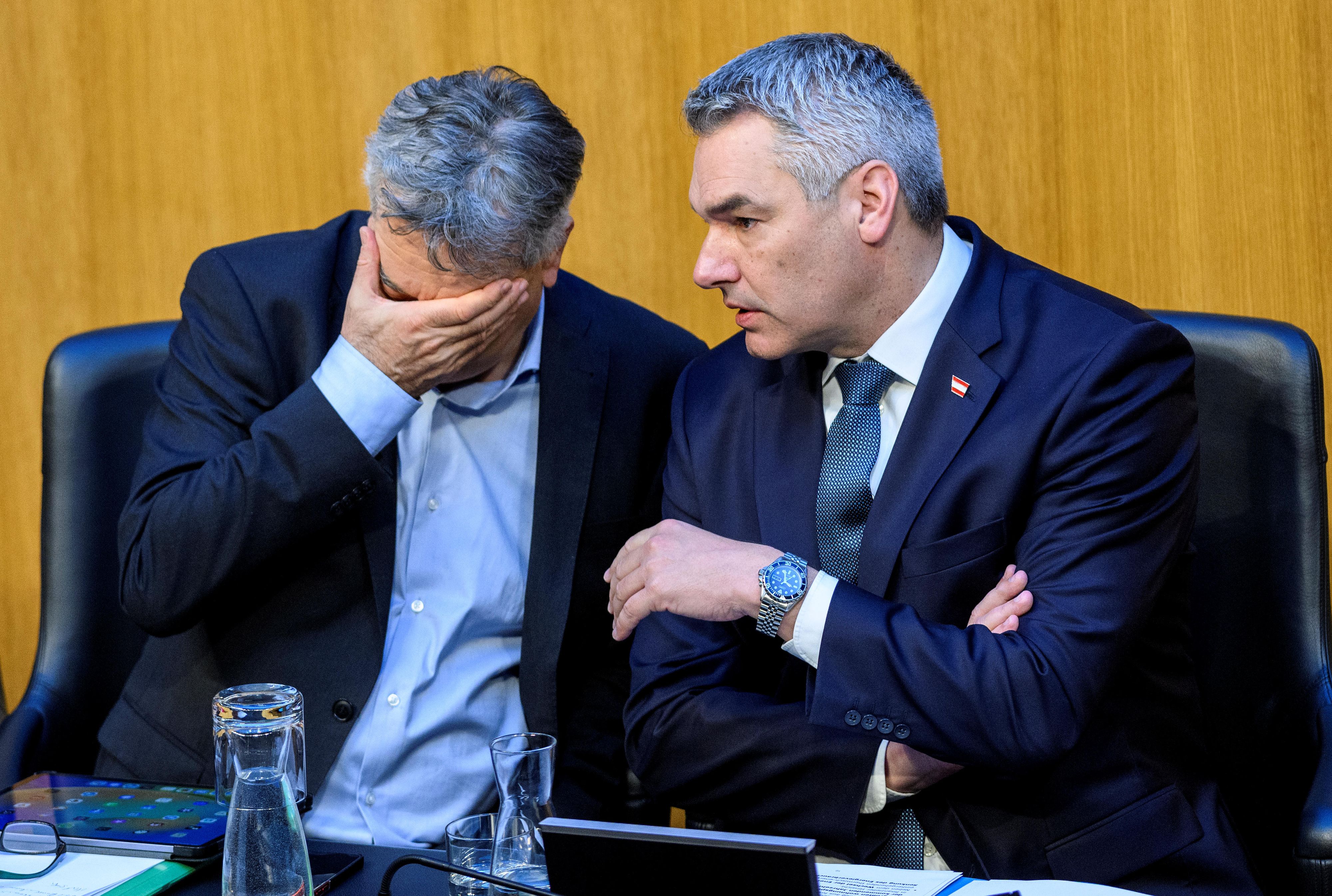 Bundeskanzler Karl Nehammer (ÖVP, r.) und Vizekanzler Werner Kogler (Grüne)