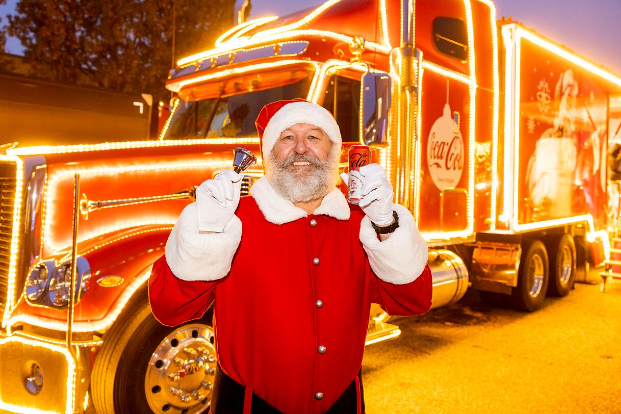Coca Cola Weihnachtstruck: Der Truck mit dem Coca-Cola Weihnachtsmann am Beifahrersitz wird an den sechs Standorten in Wien jeweils circa um 17 Uhr erwartet.