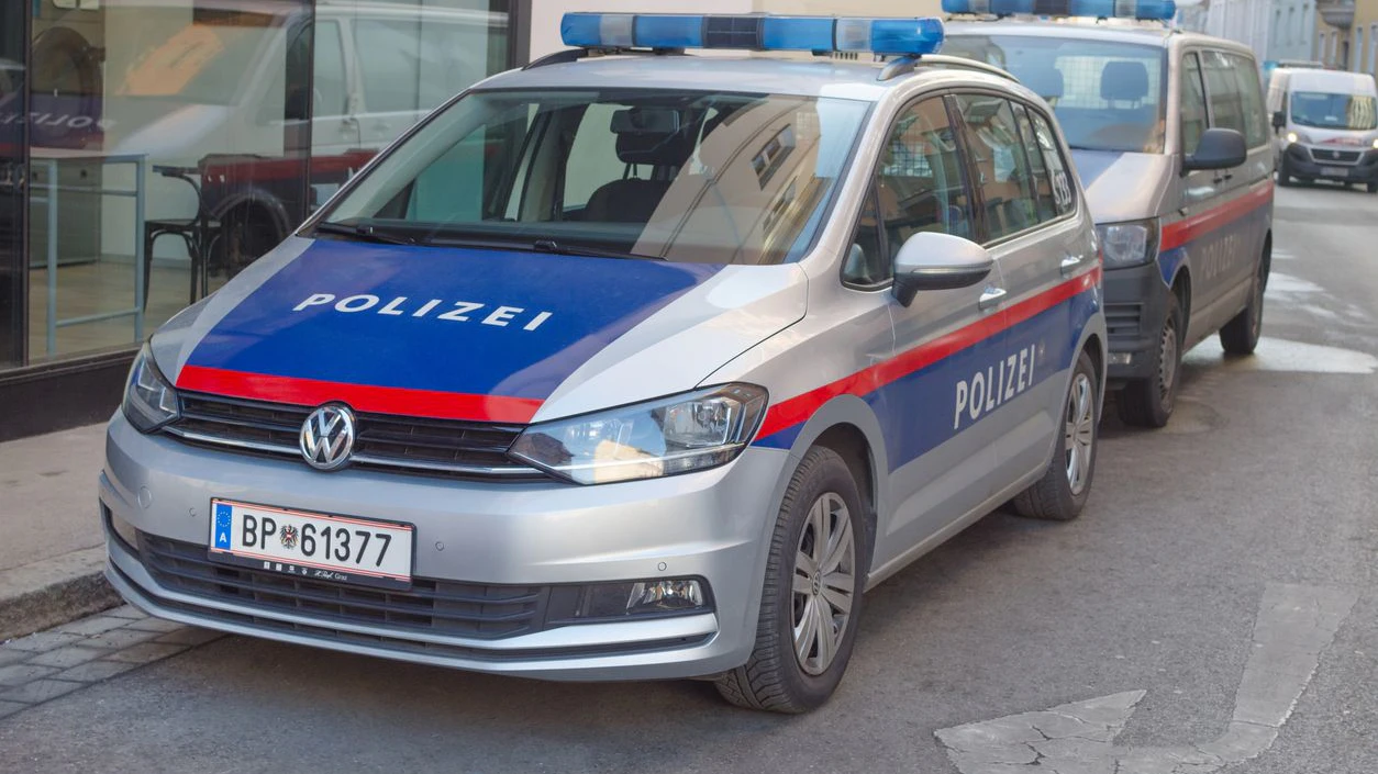 Der 47-Jährige soll unter anderem ein Polizeiauto mit Hakenkreuzen bemalt haben. (Symbolbild)