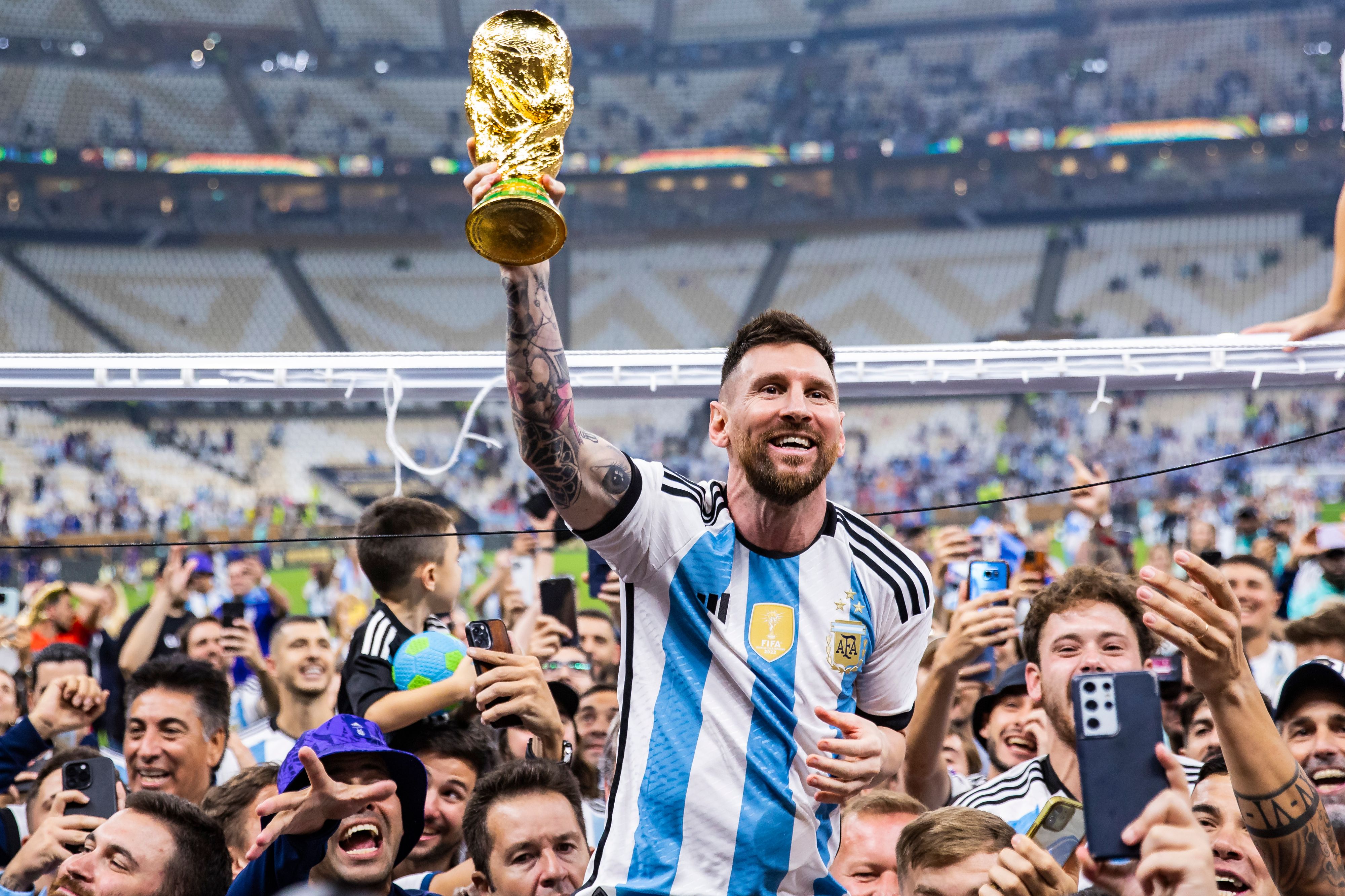 Ein Pokal hatte noch gefehlt. Bei der WM Im Katar holte Messi endlich den Weltmeistertitel. Die Trikots aus Katar werden nun versteigert.