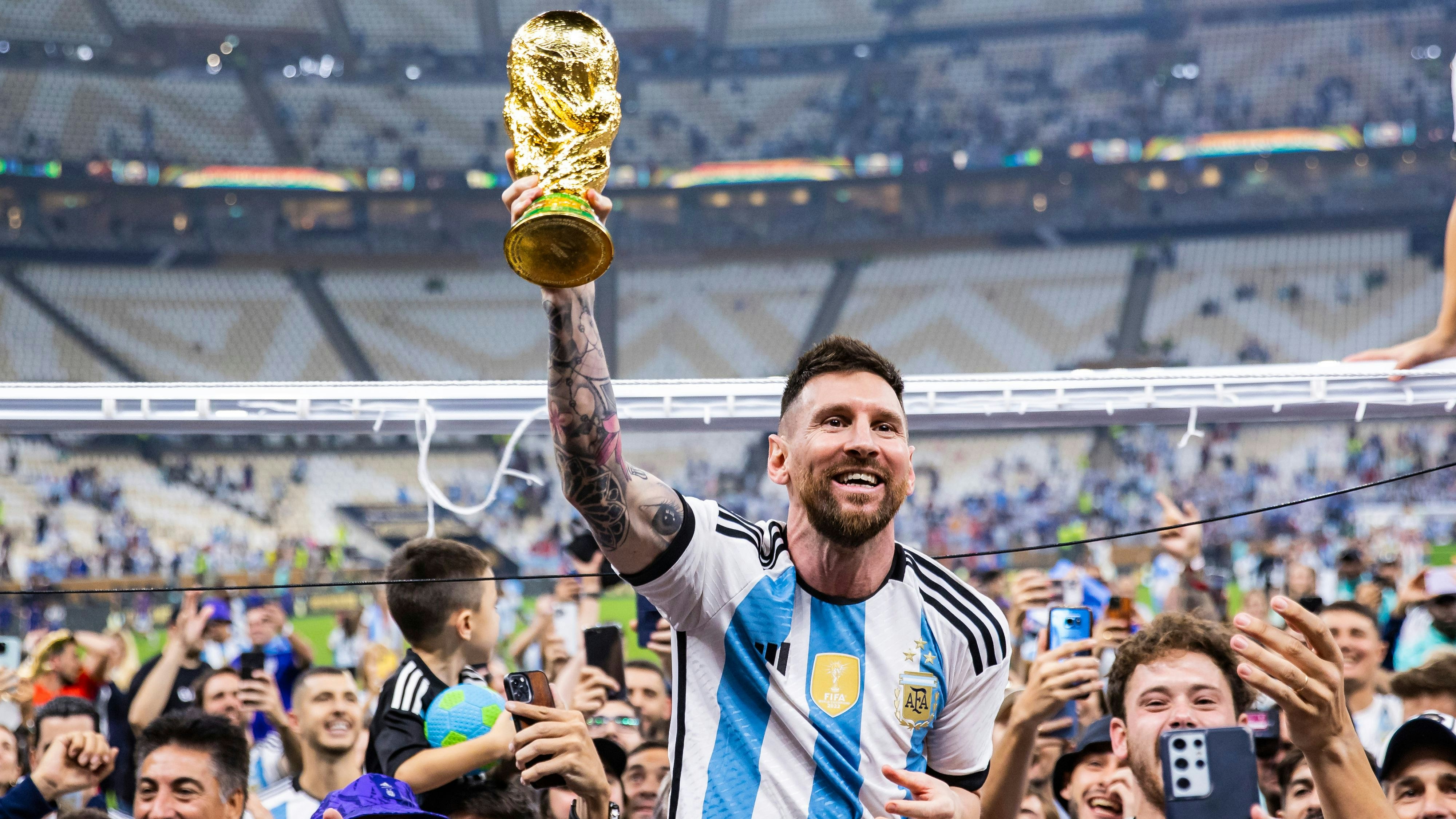 Download von www.picturedesk.com am 22.11.2023 (12:24).  18 December 2022, Qatar, Lusail: Soccer: World Cup, Argentina - France, final round, final, Lusail Stadium, Argentina's Lionel Messi celebrates with the World Cup trophy. Photo: Tom Weller/dpa - 20221218_PD25307 - Rechteinfo: Rights Managed (RM)