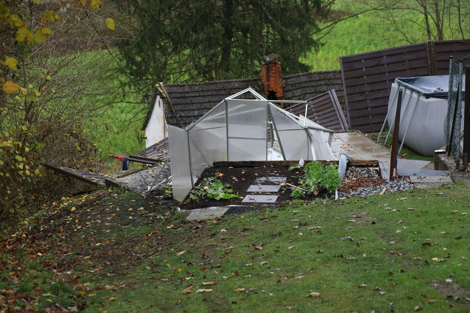 Der Drogenlenker krachte in das Glashaus, das dadurch total zerstört wurde.