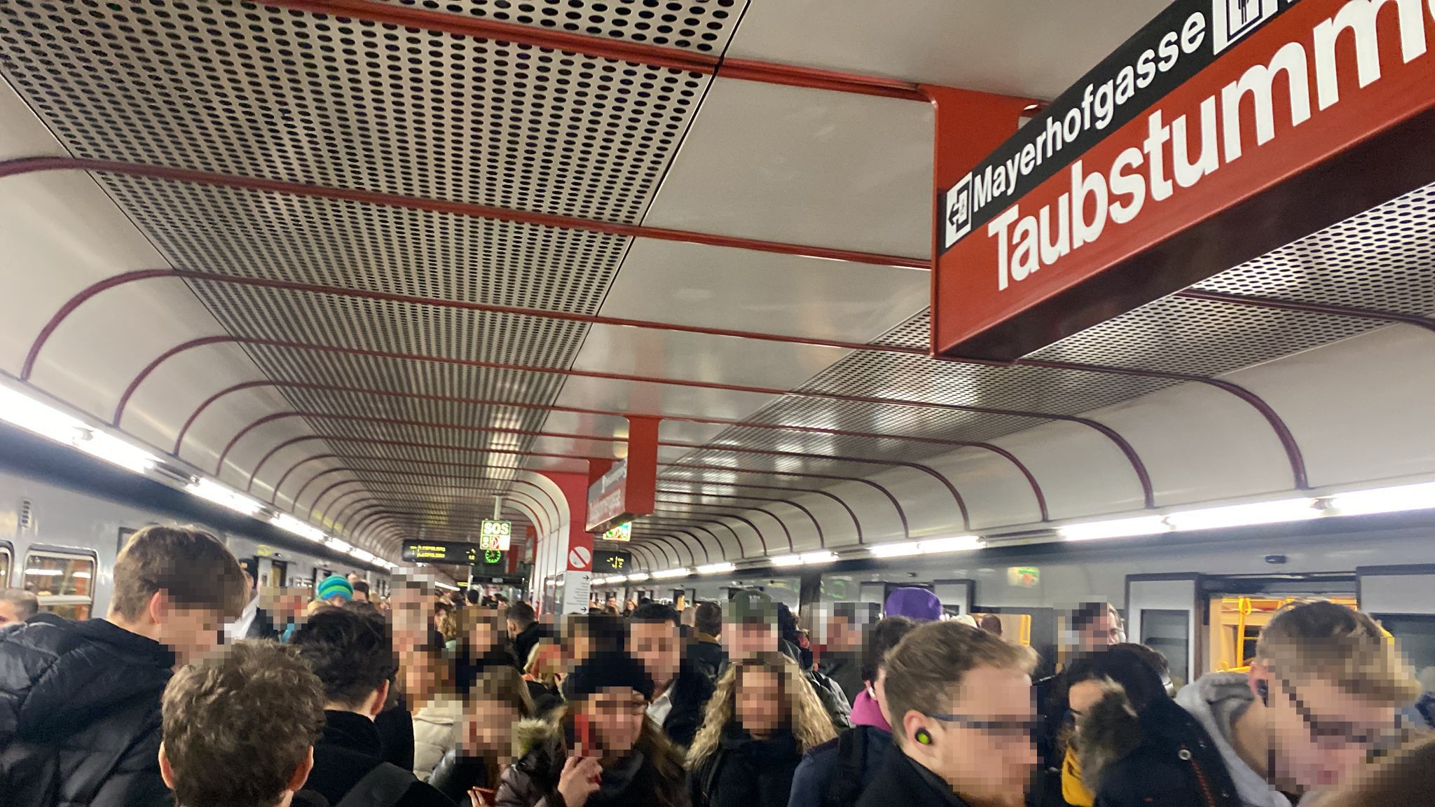 Öffi-Chaos am Mittwochmorgen in der U1-Station Taubstummengasse.