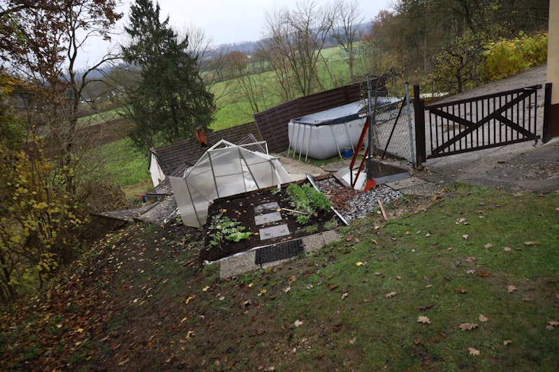 Der Drogenlenker krachte in das Glashaus, das dadurch total zerstört wurde.