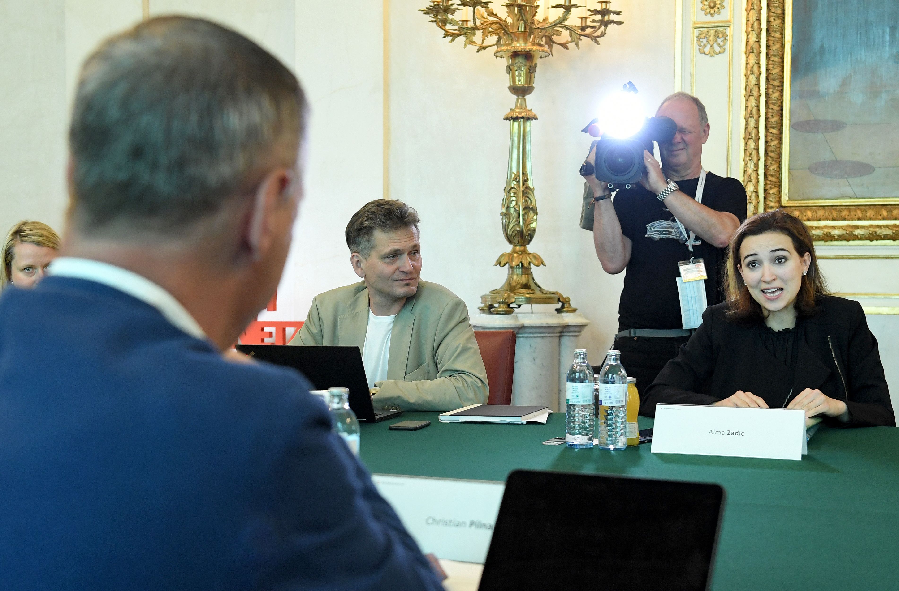 Justizministerin Alma Zadic (rechts ) und Sektionsleiter Christian Pilnacek (links im Vordergrund) im Rahmen des Kick-Off der ressortübergreifenden Task Force gegen Hass und Gewalt im Netz im Juli 2020.