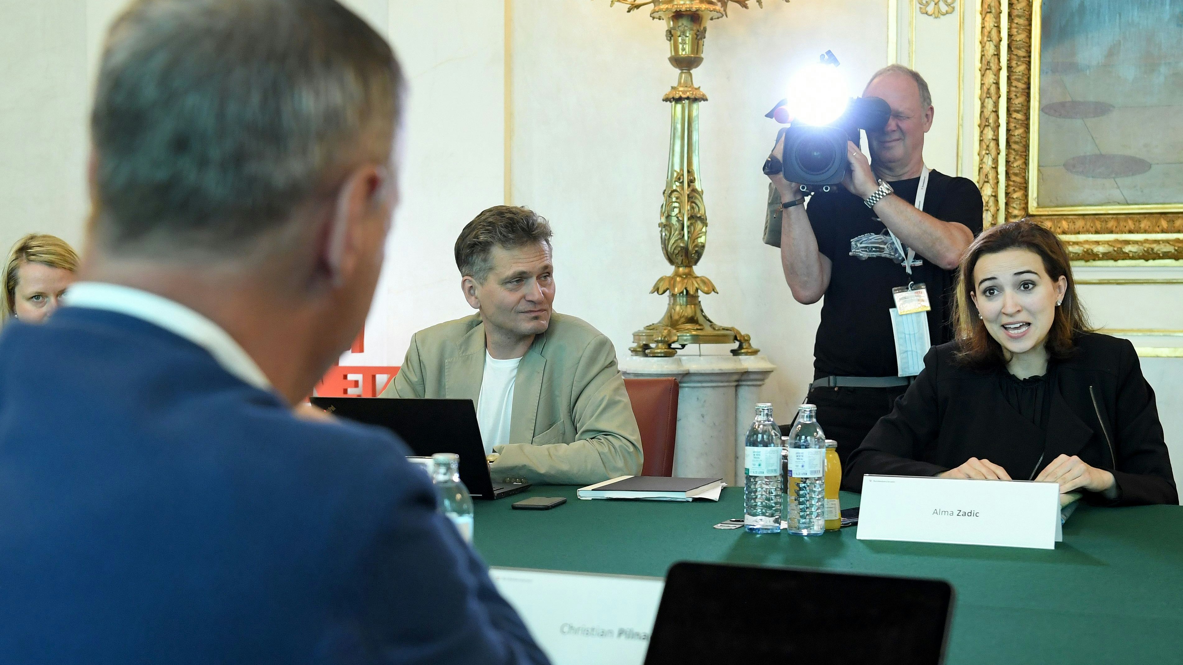 Justizministerin Alma Zadic (rechts ) und Sektionsleiter Christian Pilnacek (links im Vordergrund) im Rahmen des Kick-Off der ressortübergreifenden Task Force gegen Hass und Gewalt im Netz im Juli 2020.