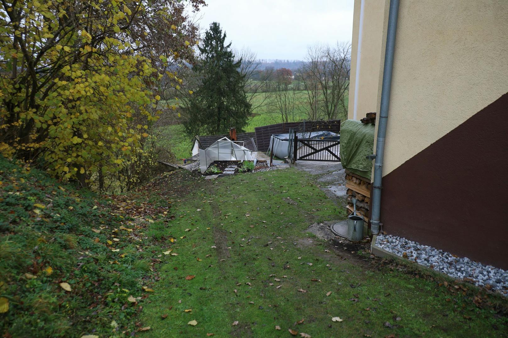 Der Drogenlenker krachte in das Glashaus, das dadurch total zerstört wurde.