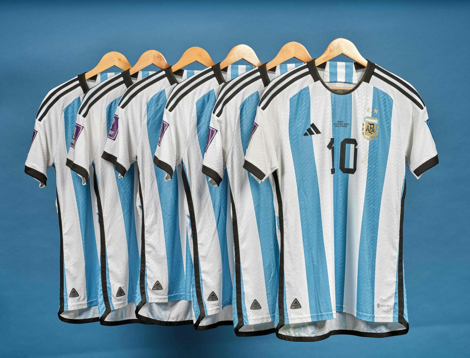 Sechs Argentinien-Trikots, die Lionel Messi bei WM im Katar trug, kommen nun unter den Hammer. Mit der Versteigerung sollen über zehn Millionen Euro erzielt werden.