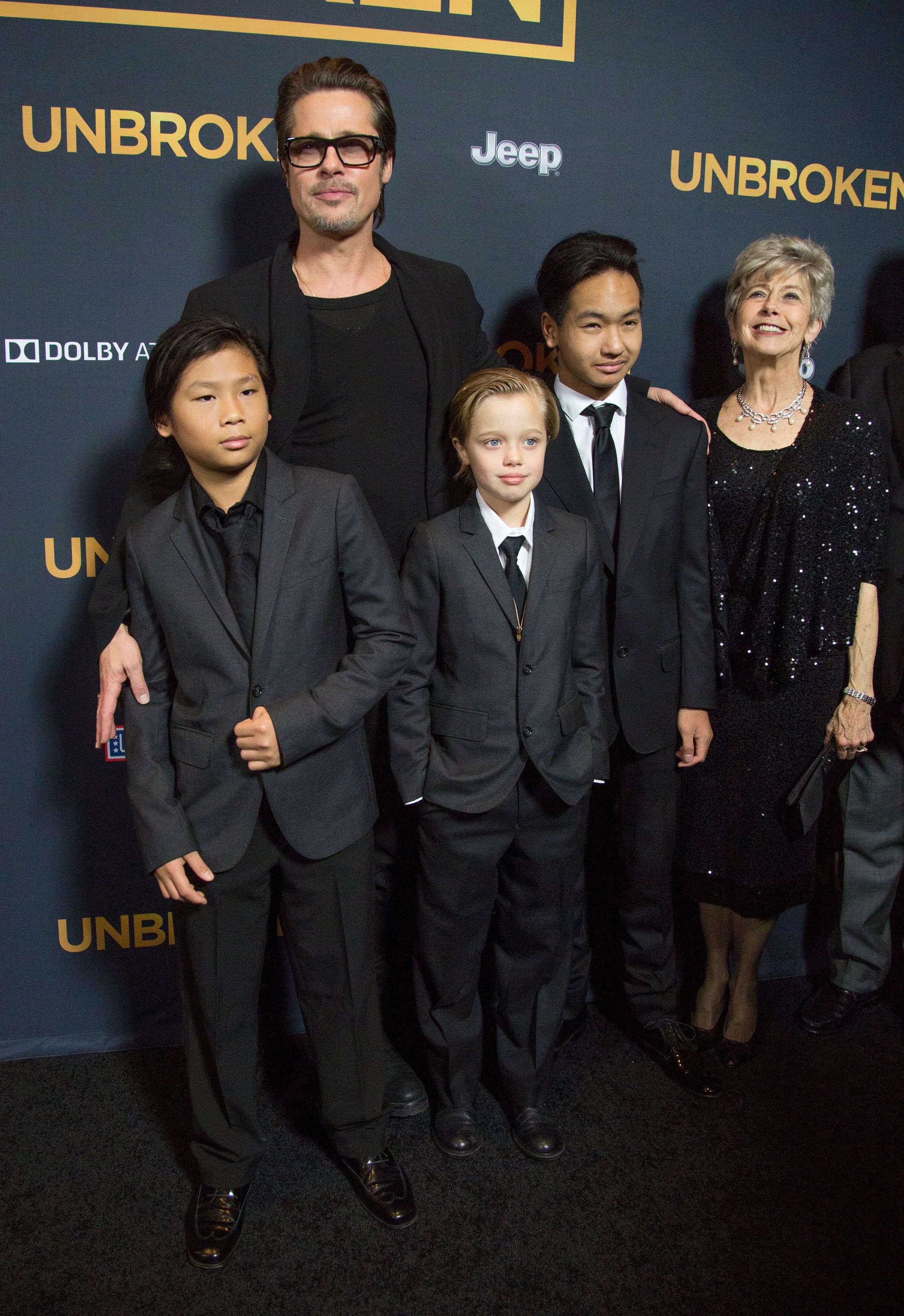 Brad Pitt mit seinen Kindern Pax, Shiloh und Maddox (v.l.) sowie seiner Mutter Jane Etta im Jahr 2014.