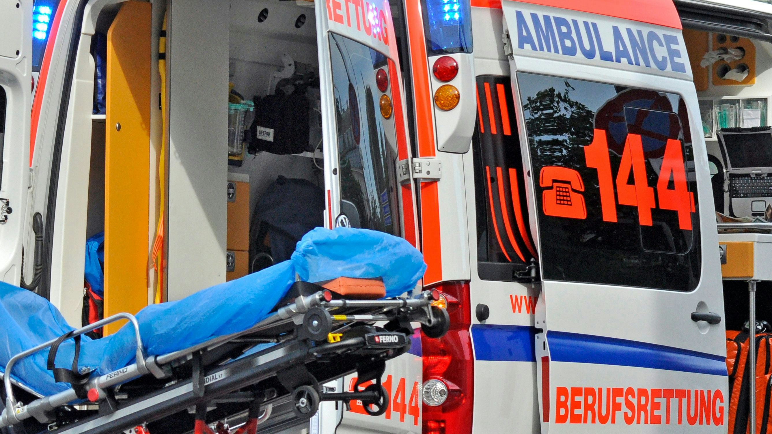 Download von www.picturedesk.com am 22.11.2023 (16:17).  Rettungseinsatz am Wiener Praterstern, Einsatzfahrzeug, Rettung, Wiener Rettung, Notarzt, Ambulance - 20150610_PD2685 - Rechteinfo: Rights Managed (RM)