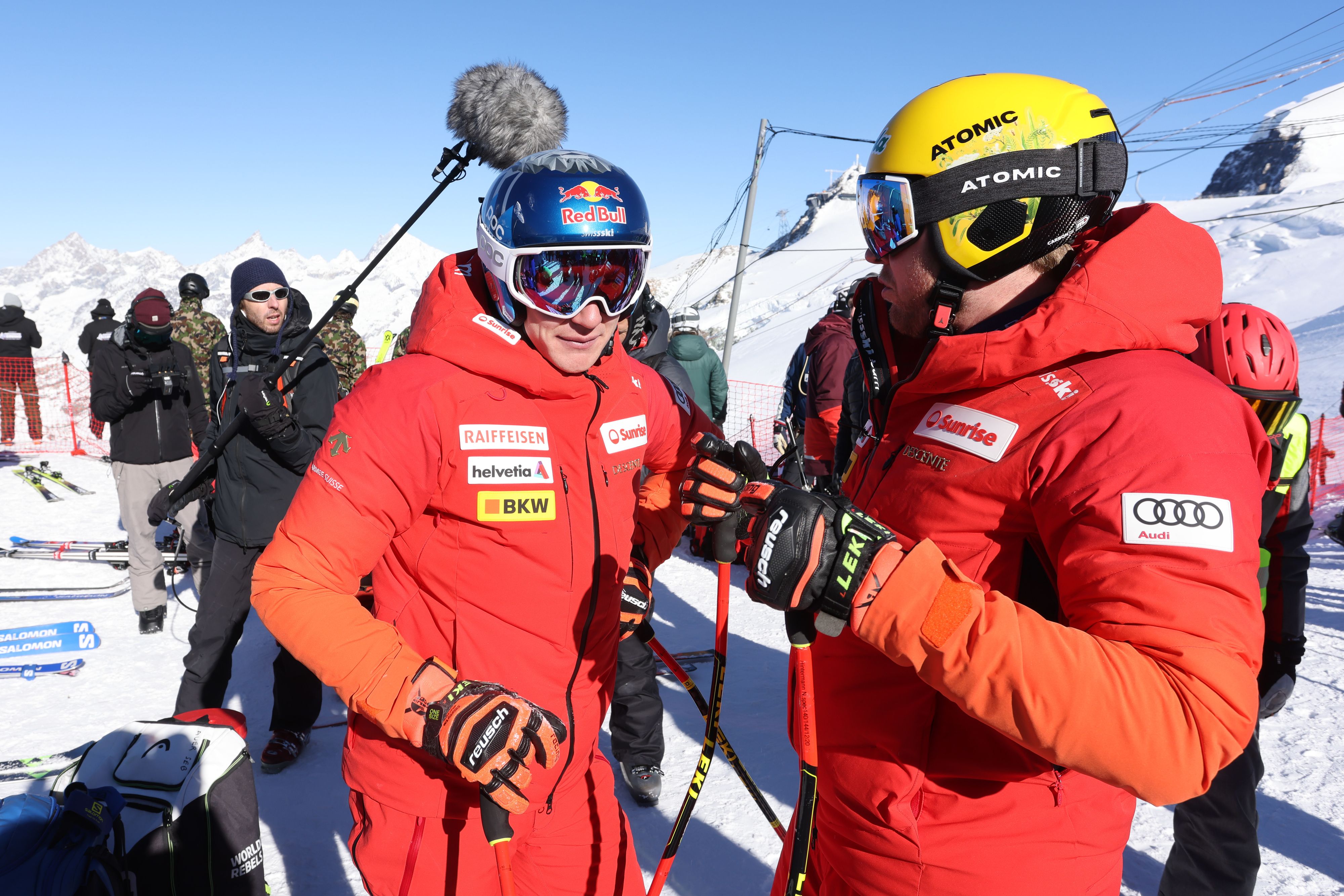 Marco Odermatt (l.) zwickt der Rücken.