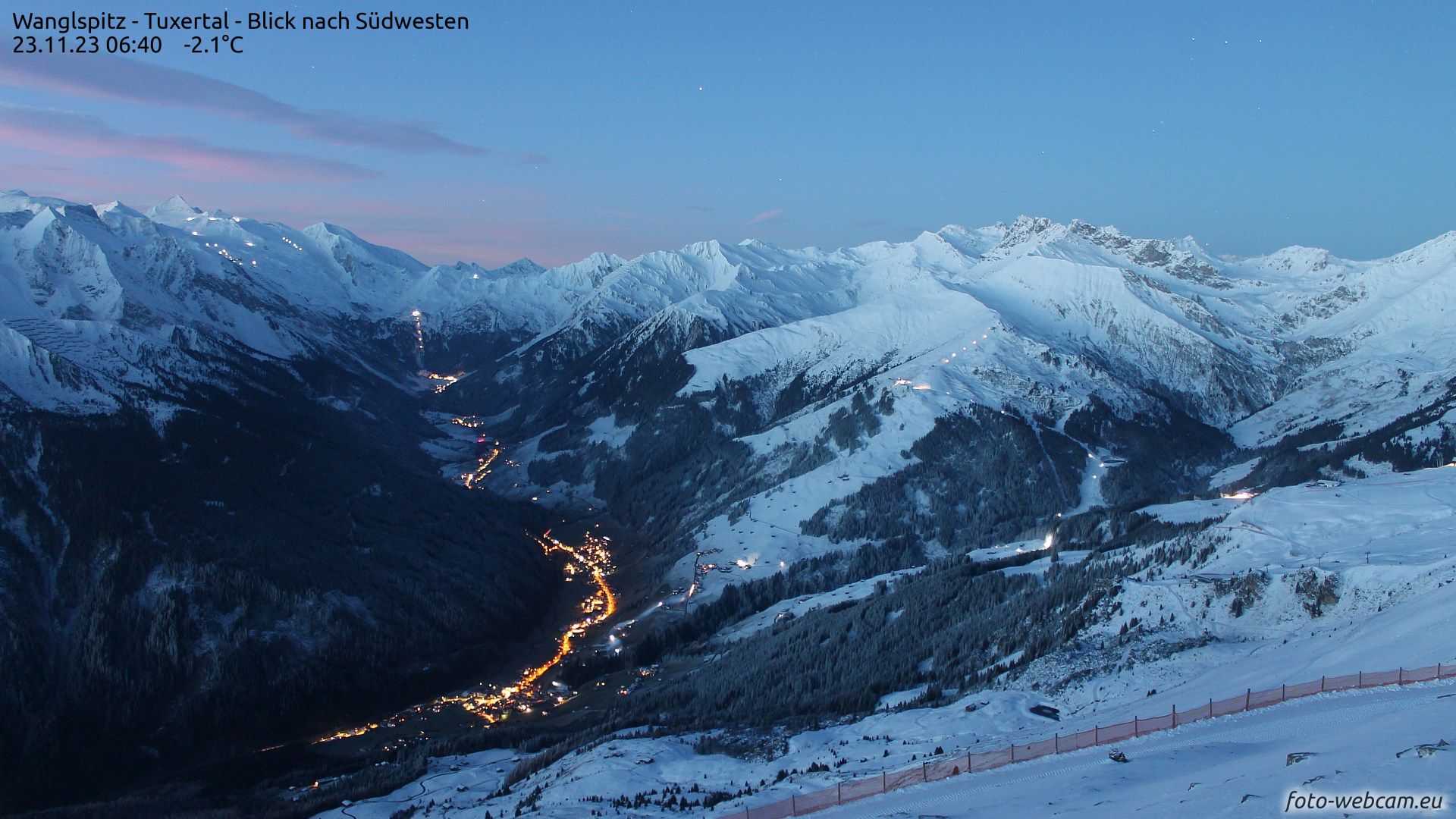 Blick von der Wanglspitz ins Tiroler Tuxertal am 23. November 2023.