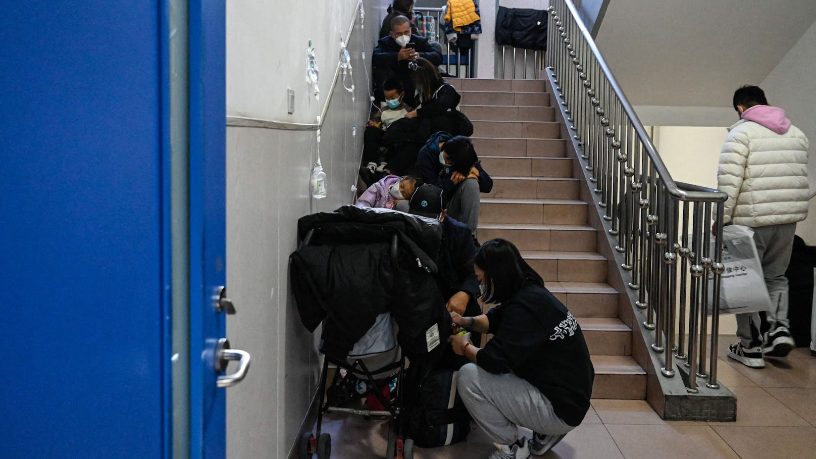 Chinesische Medien berichten von langen Schlangen vor Kinderkrankenhäusern.