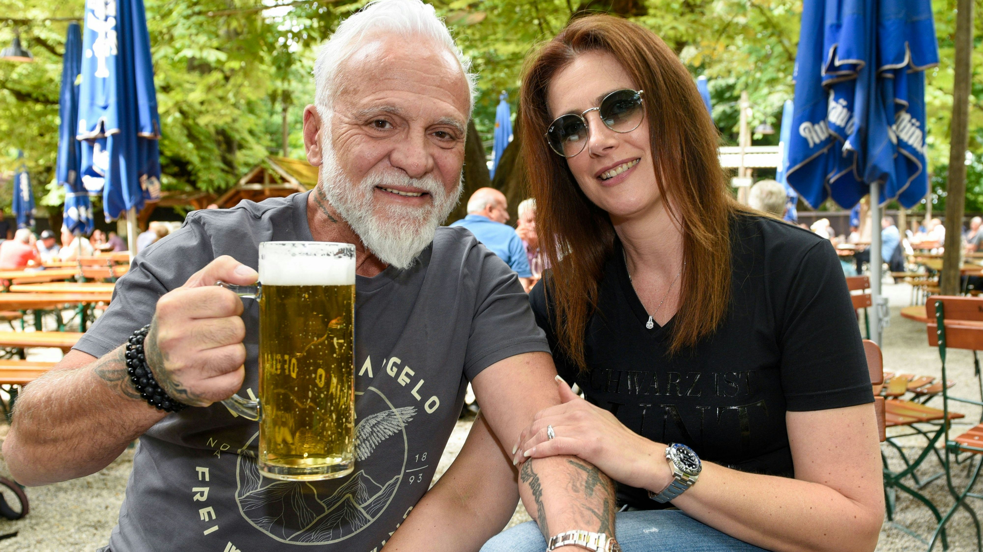 Nino de Angelo im Biergerten mit Freundin Simone Lux.