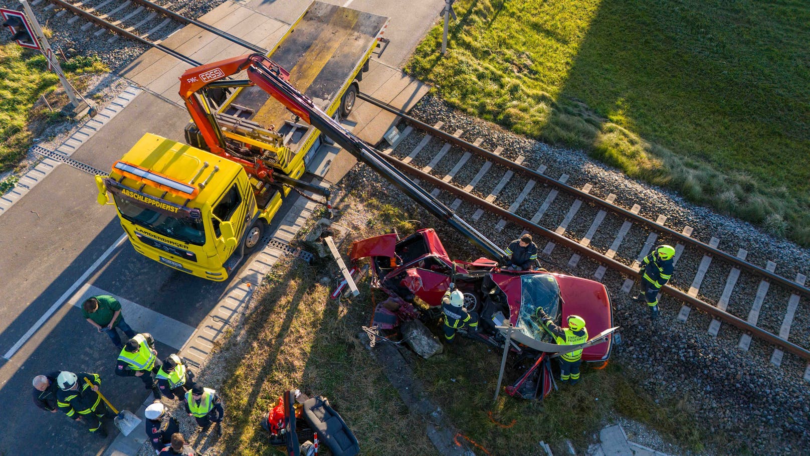 V Burgkirchenu (okres Braunau) narazilo osobní auto do regionálního vlaku. Jedna osoba byla zraněna a musela být převezena do nemocnice.