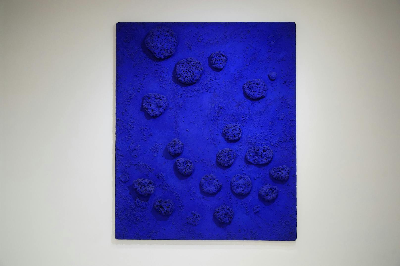 "RE 1 (Relief eponge bleu" von Yves Klein, 1958