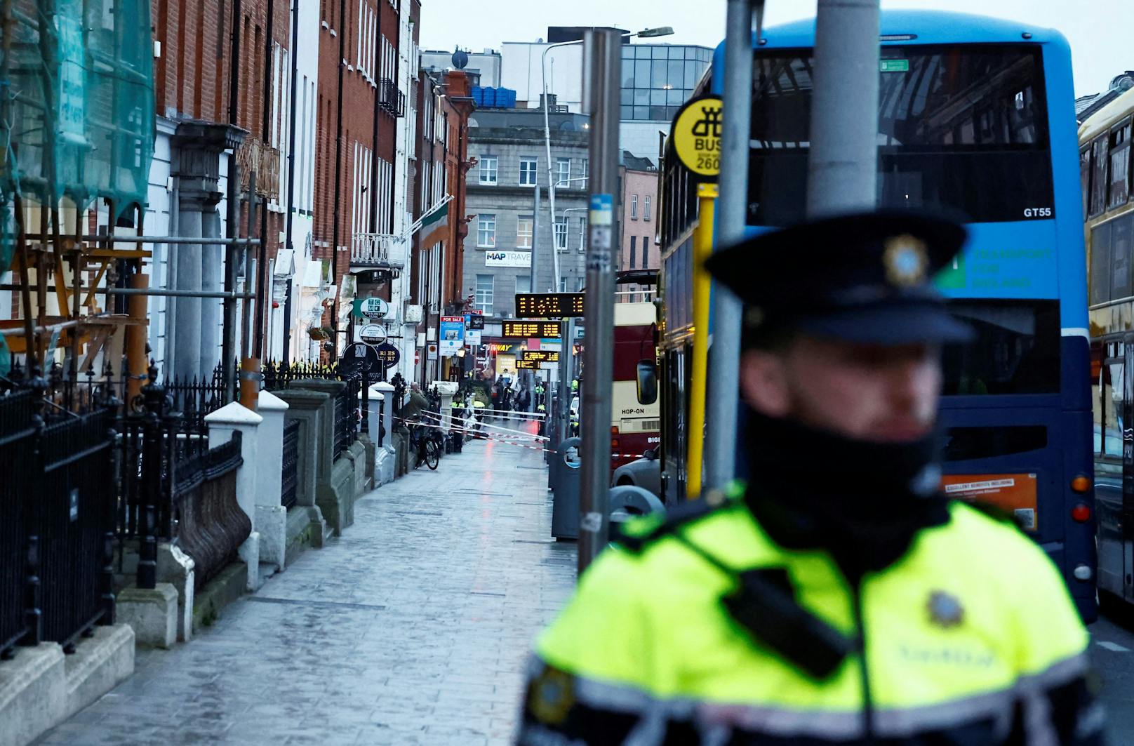 Wie der irische Rundfunksender RTÉ berichtete, wurden drei Kinder nach dem Vorfall am Parnell Square East im Zentrum der Stadt mit dem Verdacht auf Stichwunden ins Spital gebracht.