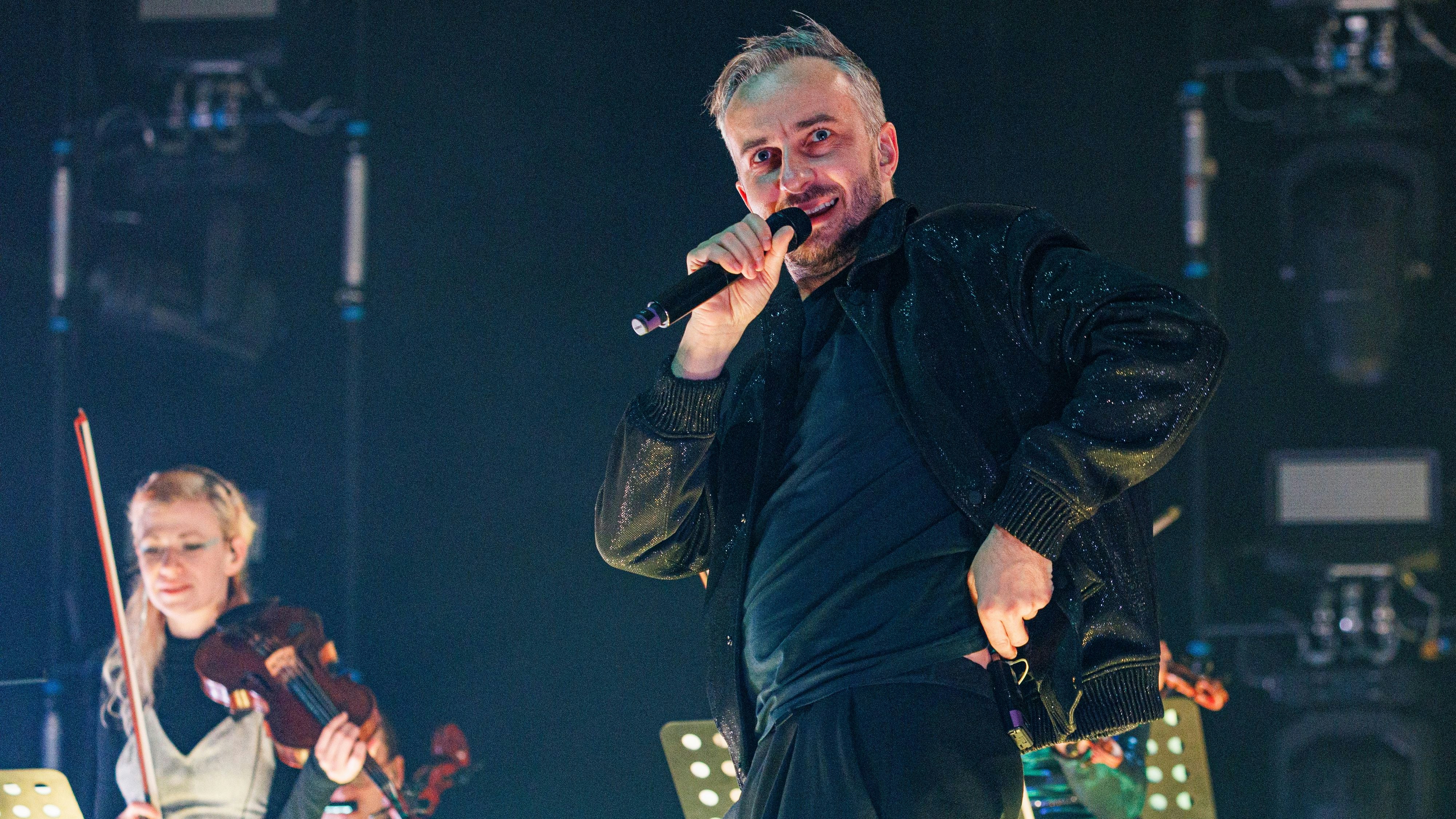 Jan Böhmermann und das Rundfunk-Tanzorchester Ehrenfeld am Samstag (14.01.2023) in der Sporthalle Hamburg.  Foto: Roland Magunia