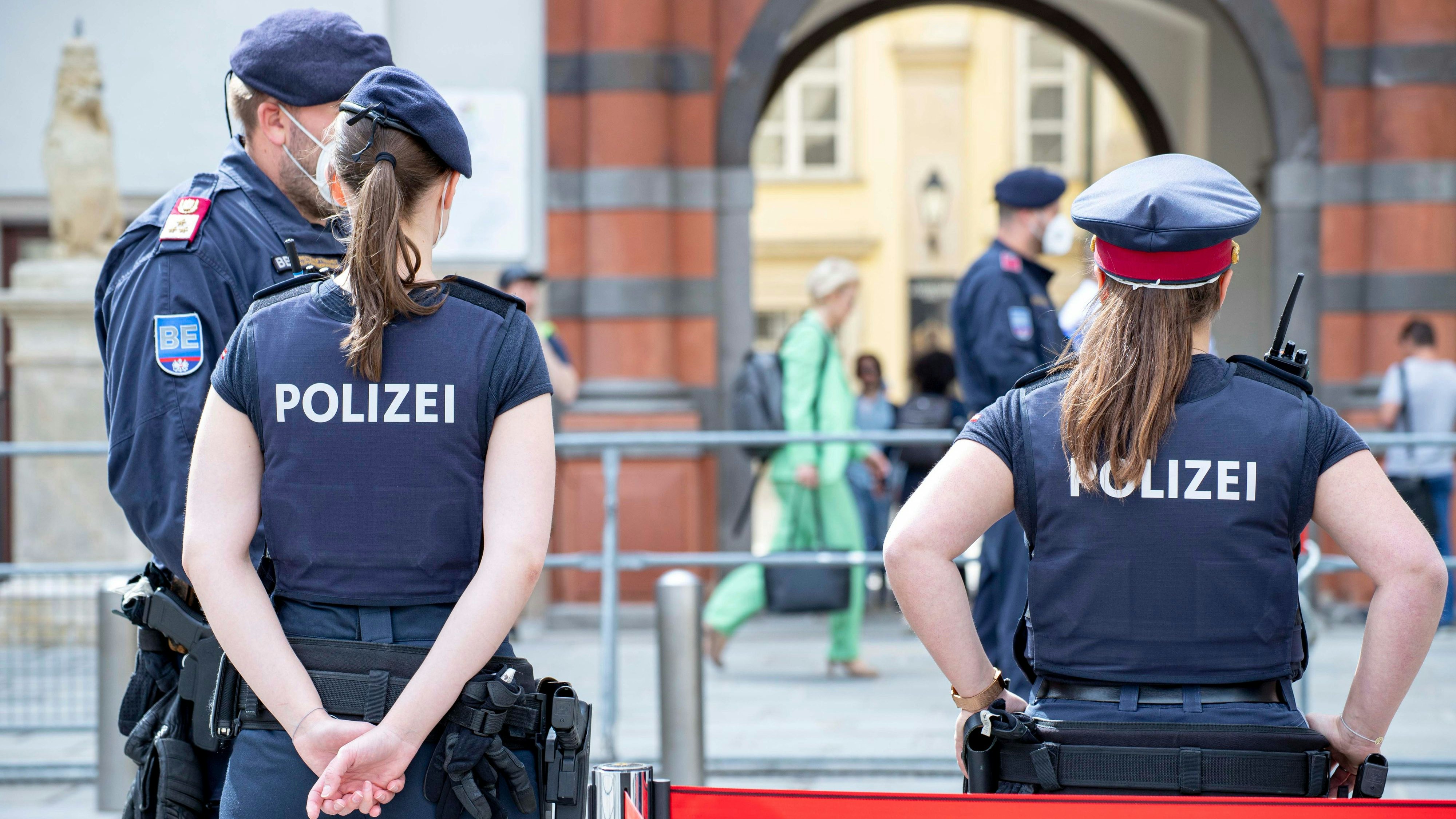 Download von www.picturedesk.com am 23.11.2023 (10:22).  Eine Polizistin ist im Zuge eines Staatsbesuches im Einsatz. Im Bild: Uniformierte Polizeibeamtin. Wien, Österreich. 14.06.2021 // Vienna police forces are in duty during a state visit. Picture: Police woman in uniform. Vienna, Austria. June 14th, 2021 - 20210614_PD14545 - Rechteinfo: Rights Managed (RM)